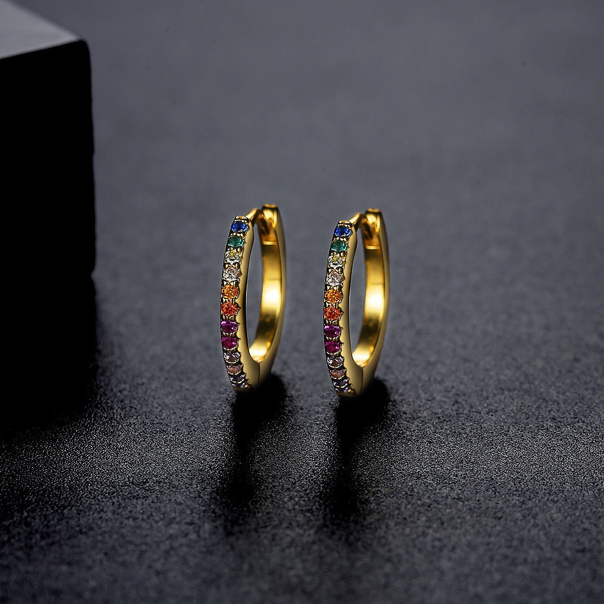 Pendientes minimalistas Kemstone de cobre multicolor para mujer con detalles de circonitas: elegancia para el día a día y un regalo ideal E195600