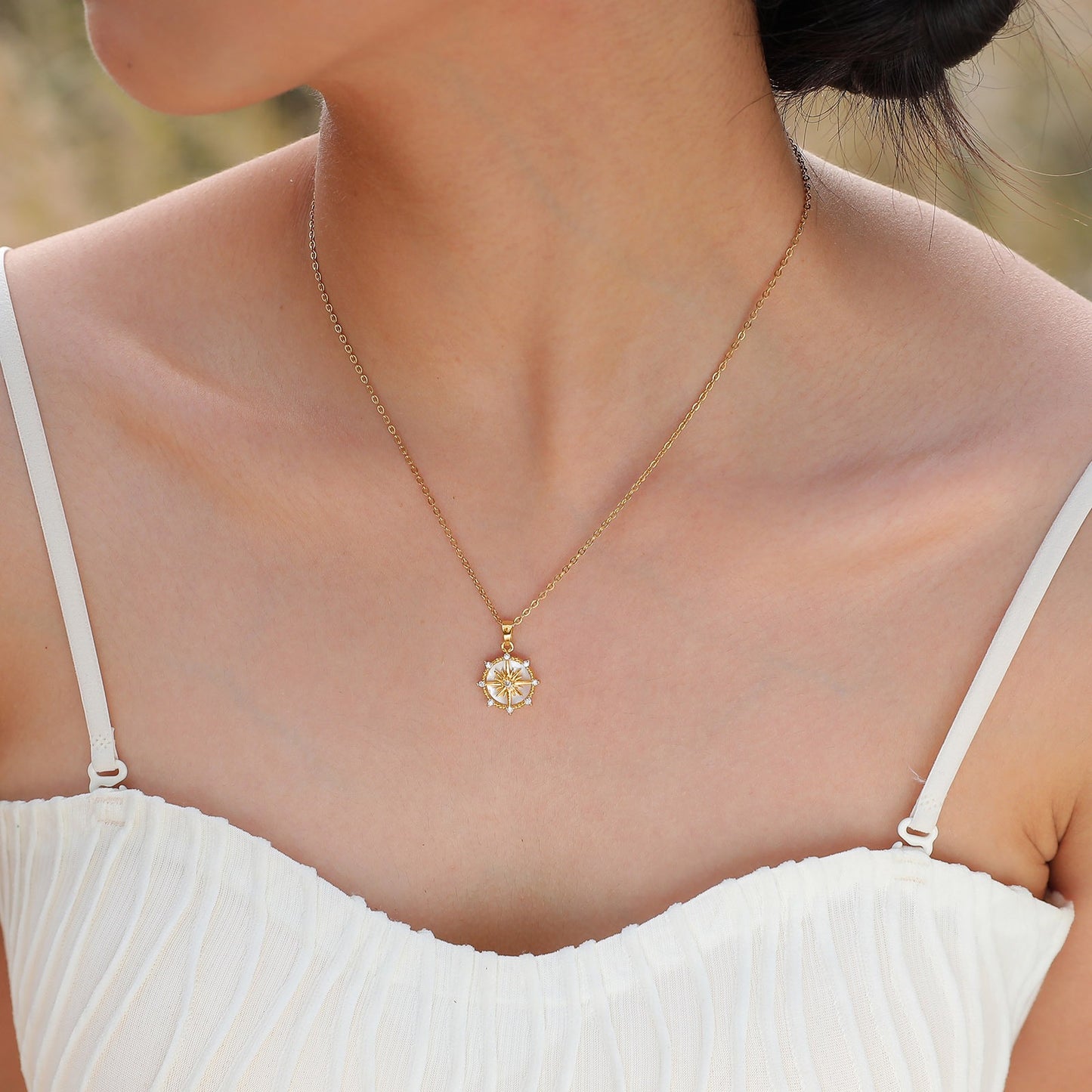 Collar con colgante de sol y concha de circonita Kemstone: pieza de cobre dorado con un toque de elegancia para el día a día PNB-235