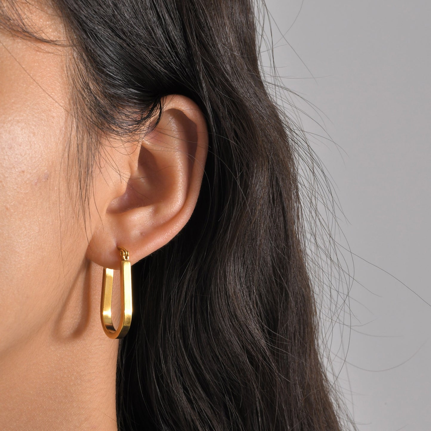 Pendientes Kemstone de acero inoxidable con forma de U retorcida | Detalle en V martillado y elegancia cotidiana EH-633