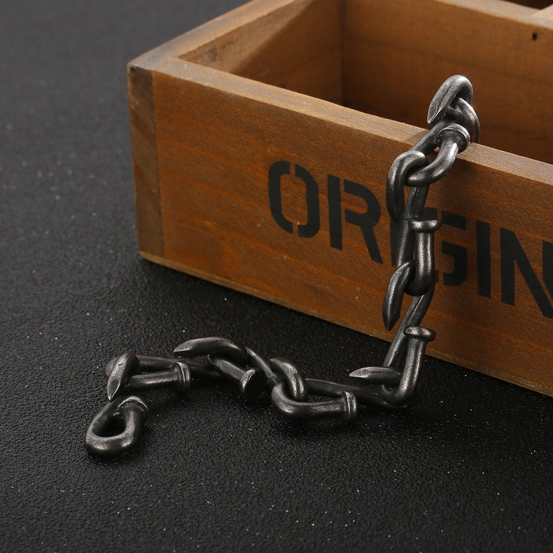 Pulsera de acero y titanio con cierre de gancho rústico Kemstone - Diseño de cadena con clavos desgastados para hombre, estilo minimalista KB146421