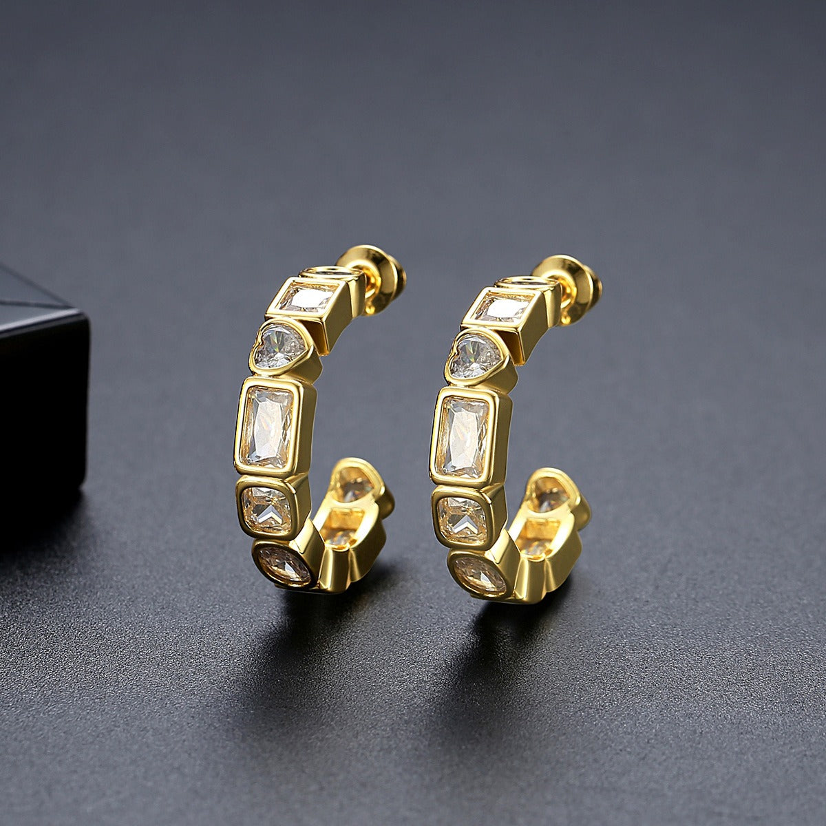Orecchini geometrici a forma di C realizzati artigianalmente da Kemstone: eleganza francese minimalista con dettagli in zircone E23082401