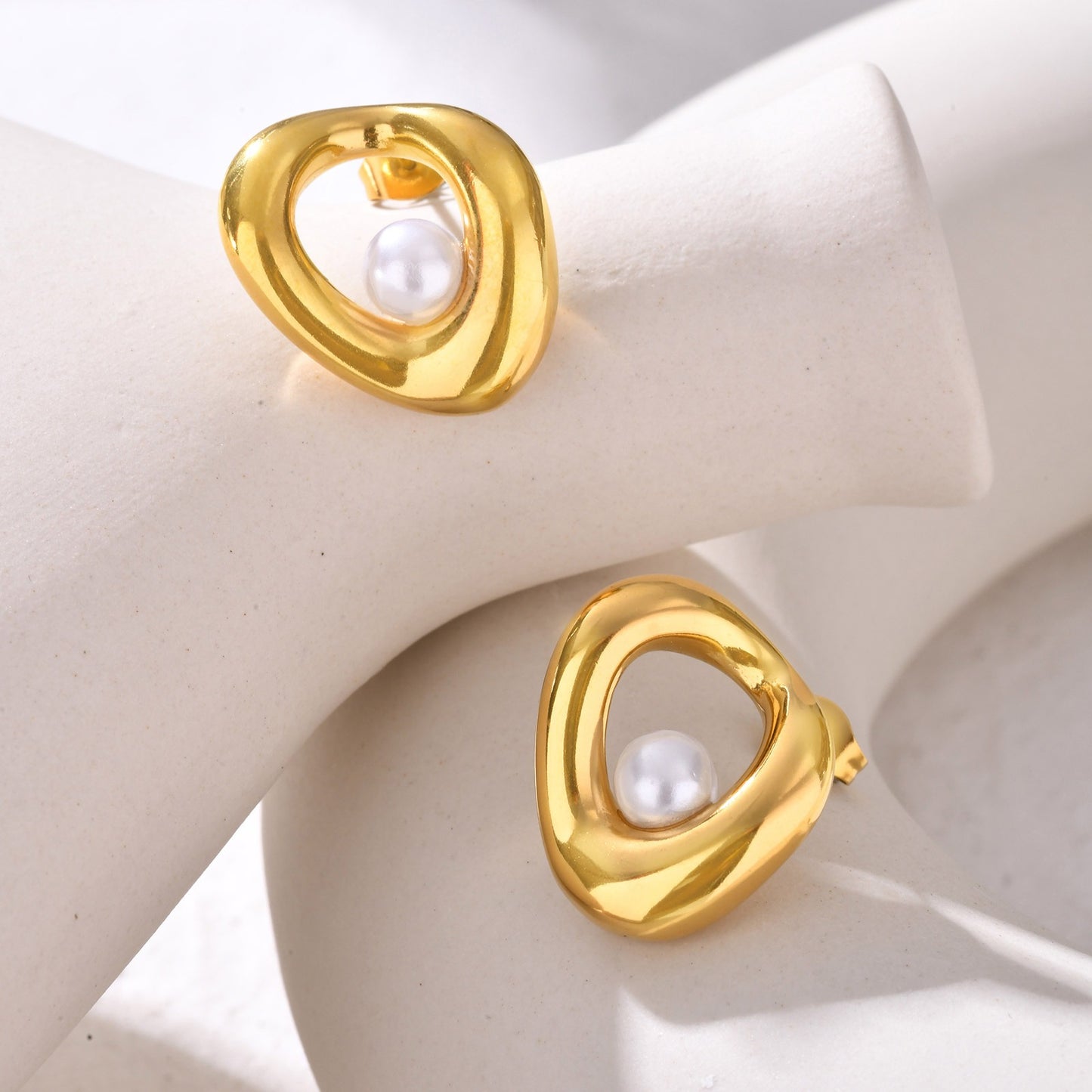 Pendientes geométricos de acero inoxidable con perla artificial en tono dorado para mujer: elegancia minimalista, joyería hipoalergénica ES-633