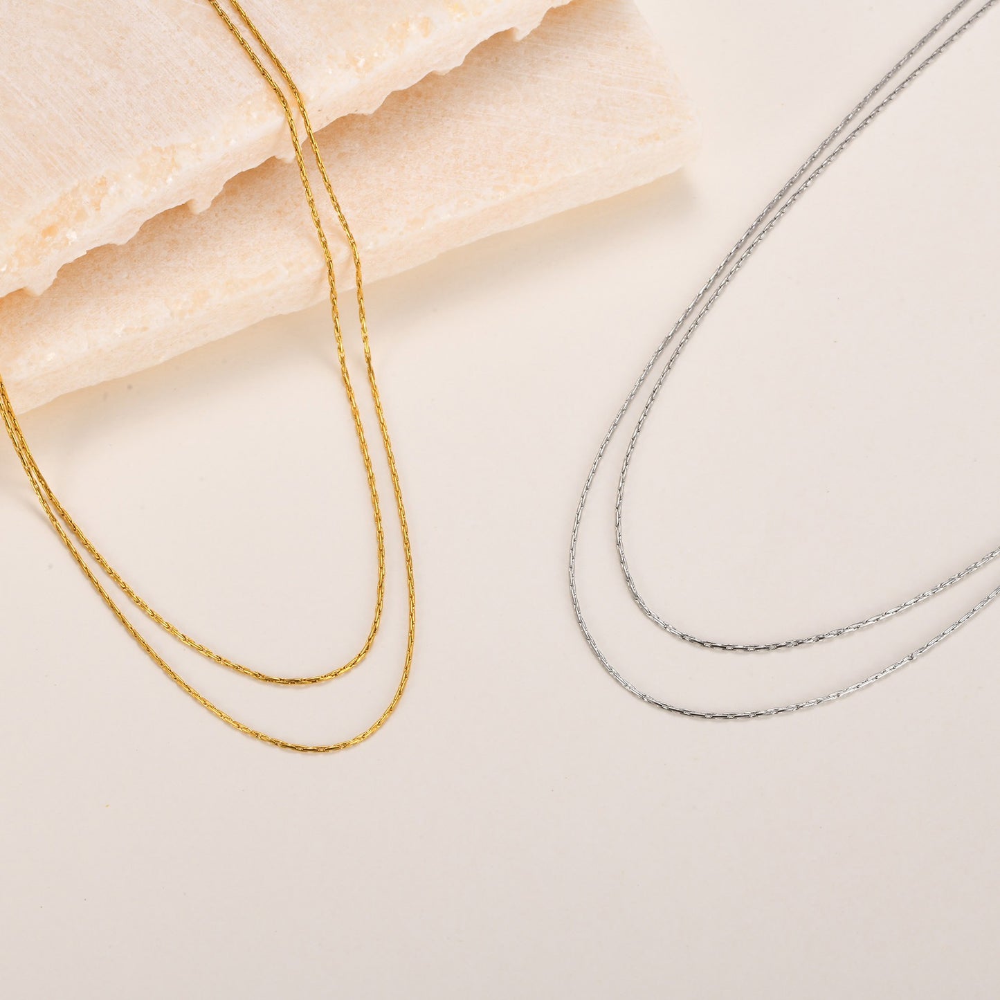 Collar de cadena ovalada de doble capa de acero inoxidable texturizado Kemstone – Joyería ligera dorada para mujer NC-1329