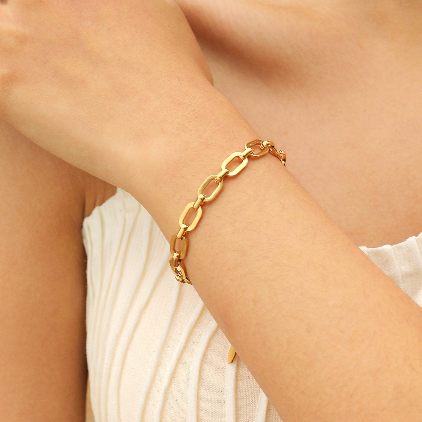 Conjunto de cadena cruzada de acero inoxidable Kemstone: collar y pulsera minimalistas en tono dorado para una elegancia cotidiana BR-1763