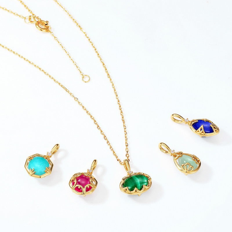 Collar con colgante floral de rubí rojo vintage, diseño original artesanal de Kemstone - Plata de ley S925 con cristal blanco