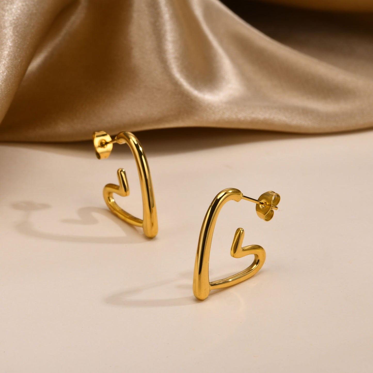 Pendientes Kemstone de acero inoxidable con forma de U retorcida | Detalle en V martillado y elegancia cotidiana EH-633