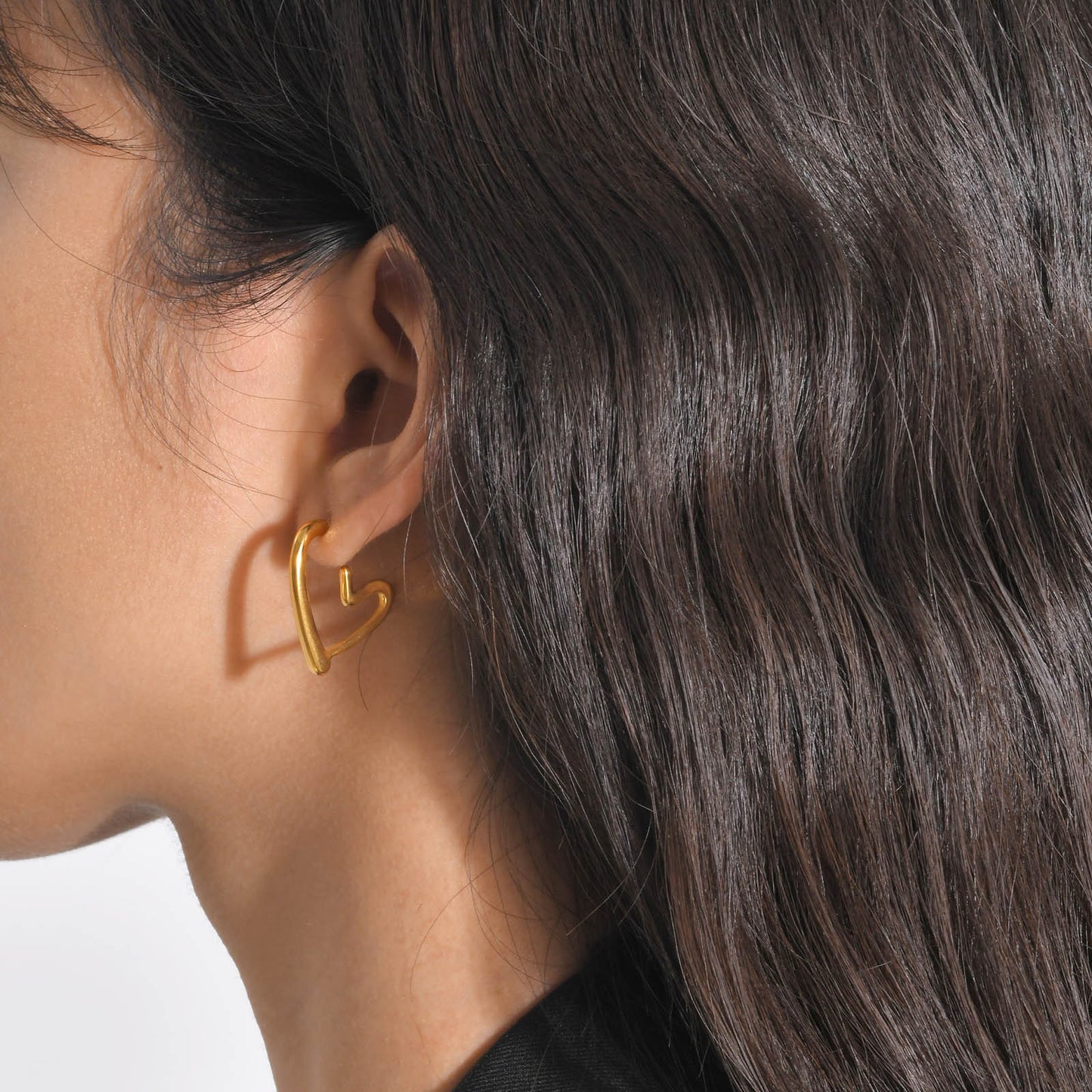 Pendientes Kemstone de acero inoxidable con forma de U retorcida | Detalle en V martillado y elegancia cotidiana EH-633