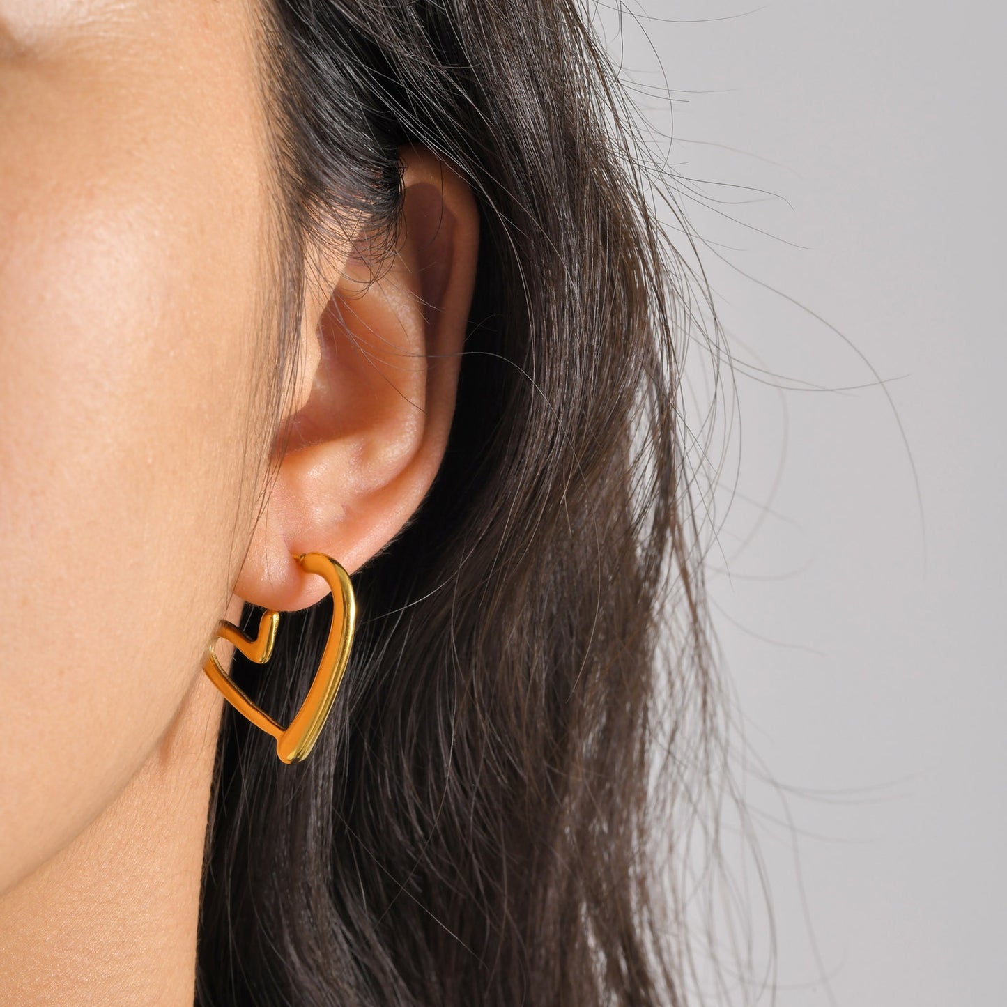 Pendientes Kemstone de acero inoxidable con forma de U retorcida | Detalle en V martillado y elegancia cotidiana EH-633