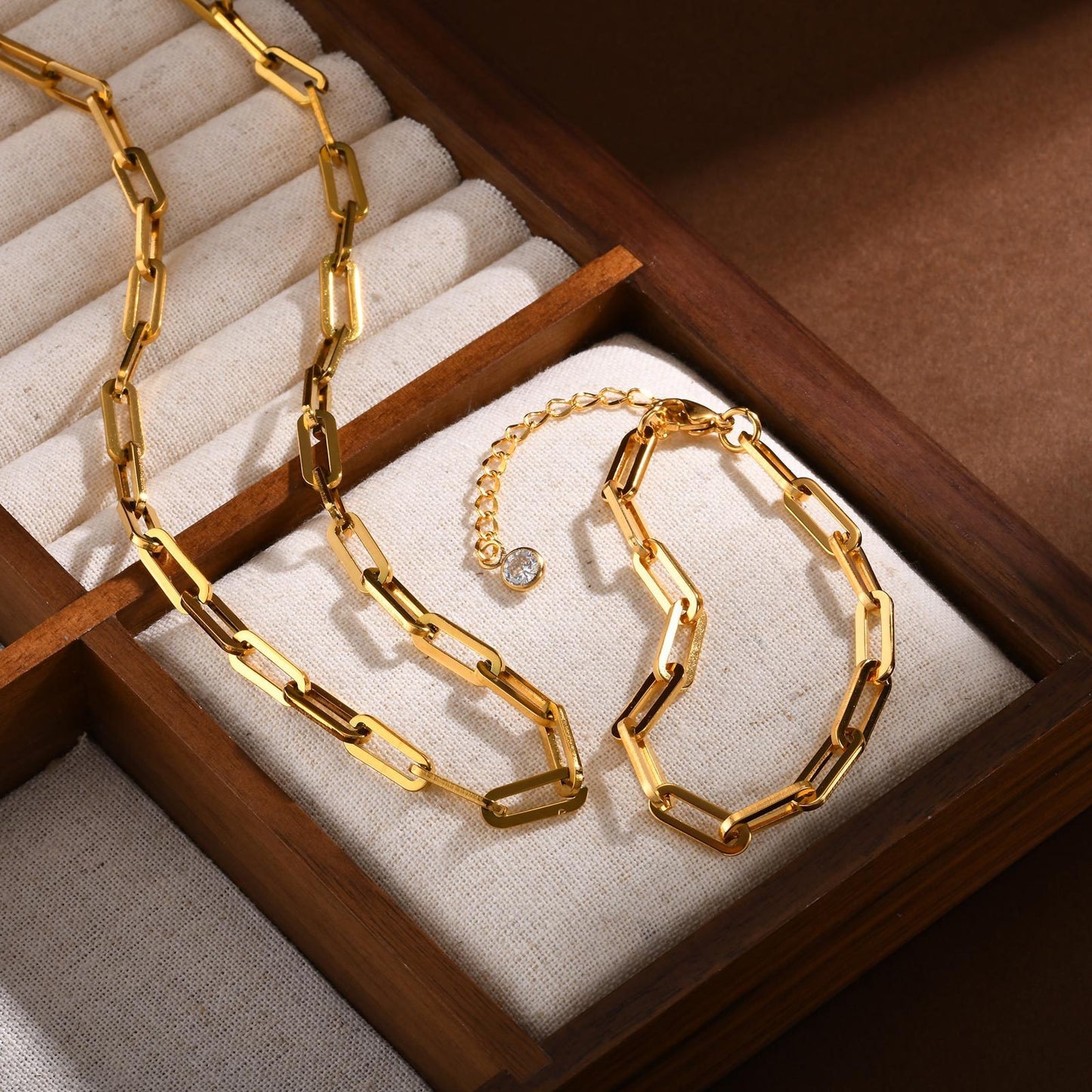 Collar de cadena rectangular de acero inoxidable Kemstone para mujer - Diseño geométrico audaz con acabado dorado pulido NC-1882