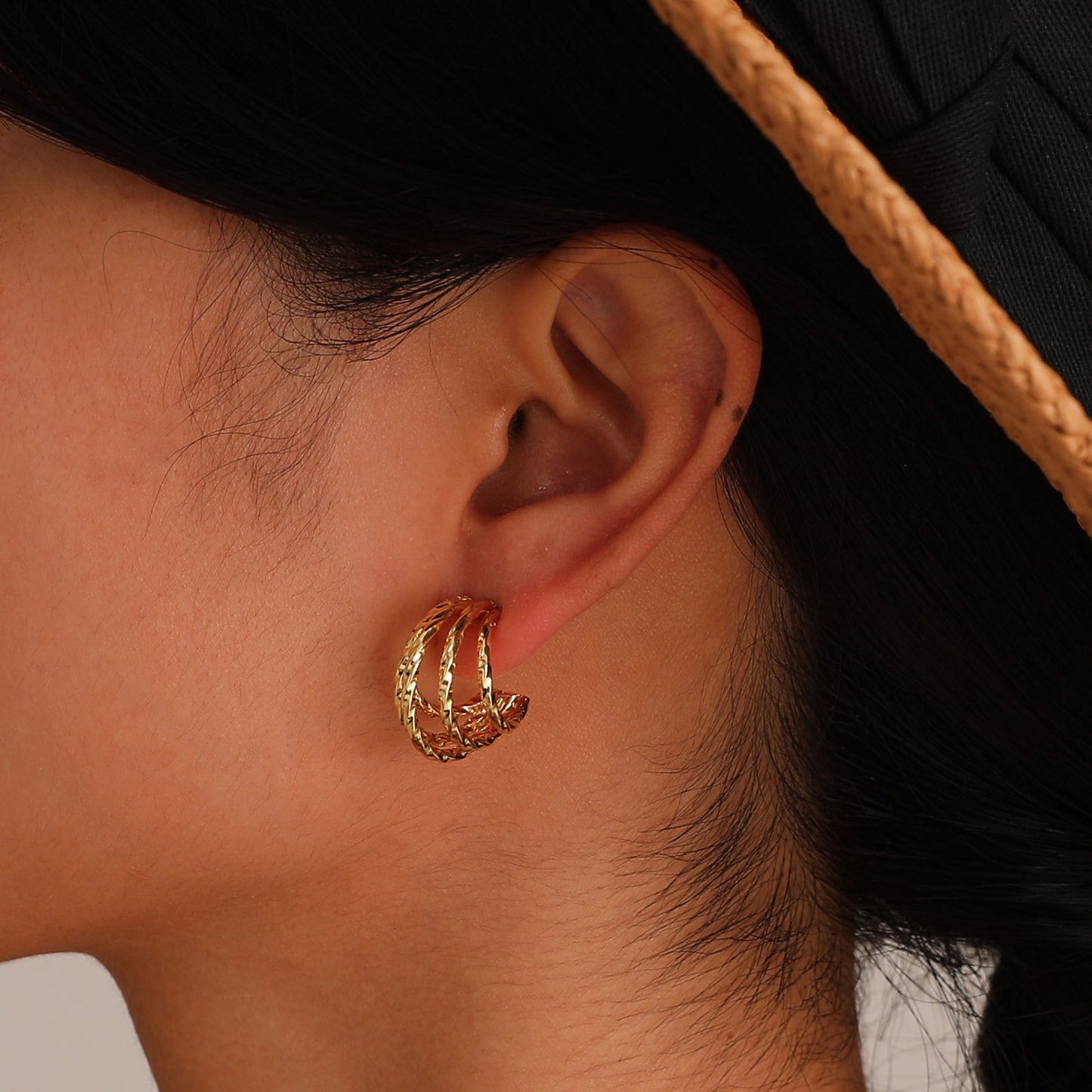 Pendientes de aro en espiral de cobre Kemstone - Elegantes pendientes de aro sólidos con textura en espiral para mujer, elegancia cotidiana y lujo asequible EBD-352