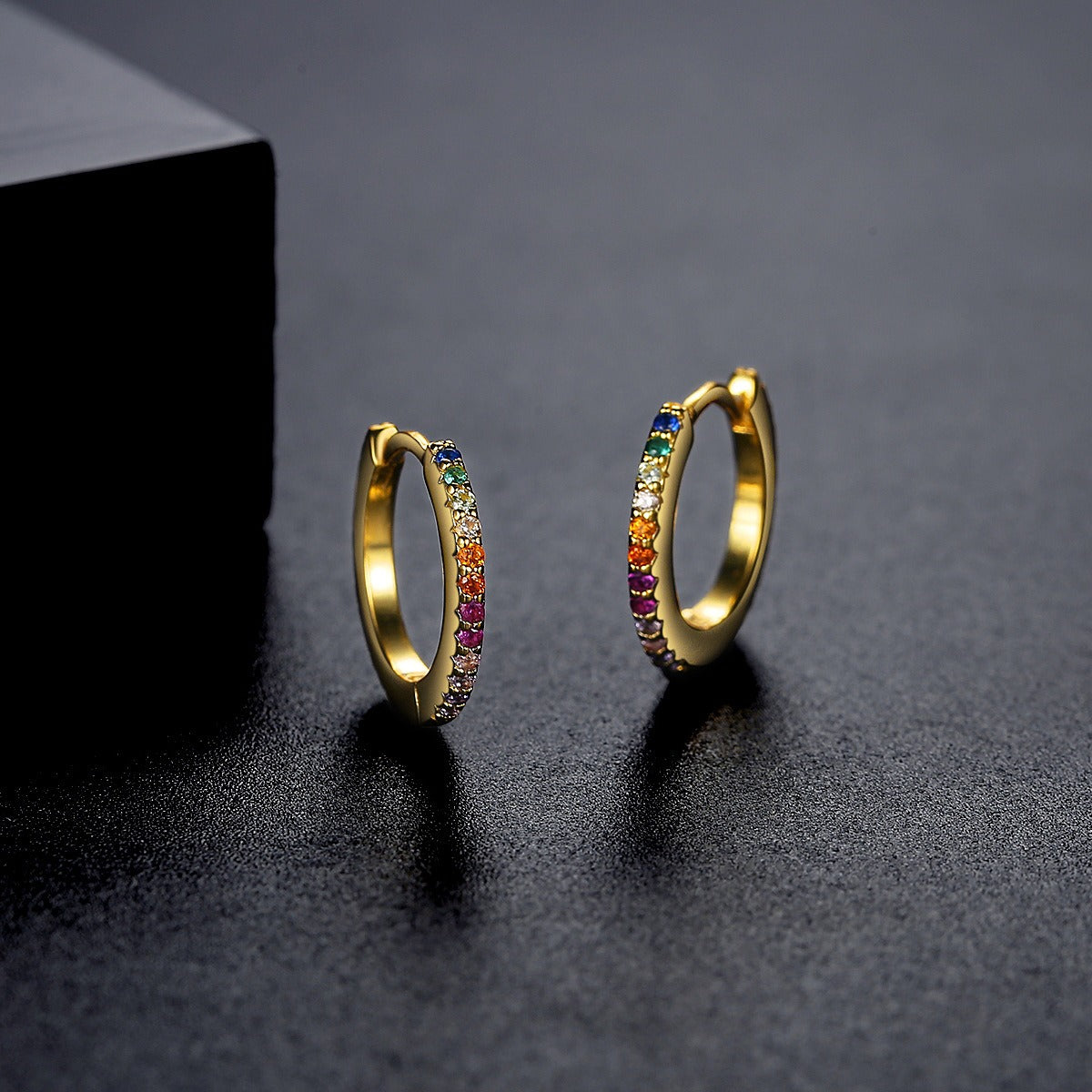 Pendientes minimalistas Kemstone de cobre multicolor para mujer con detalles de circonitas: elegancia para el día a día y un regalo ideal E195600