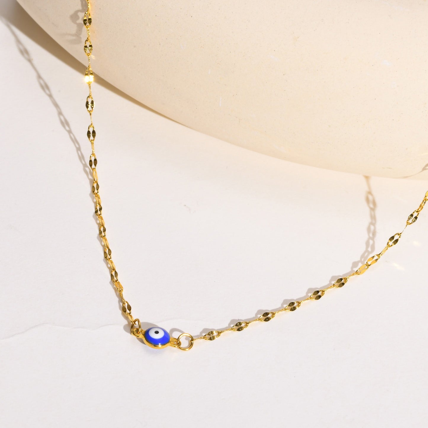 Collar de acero inoxidable Kemstone con forma de ojo malvado y labios - Cadena dorada para mujer NC-1263