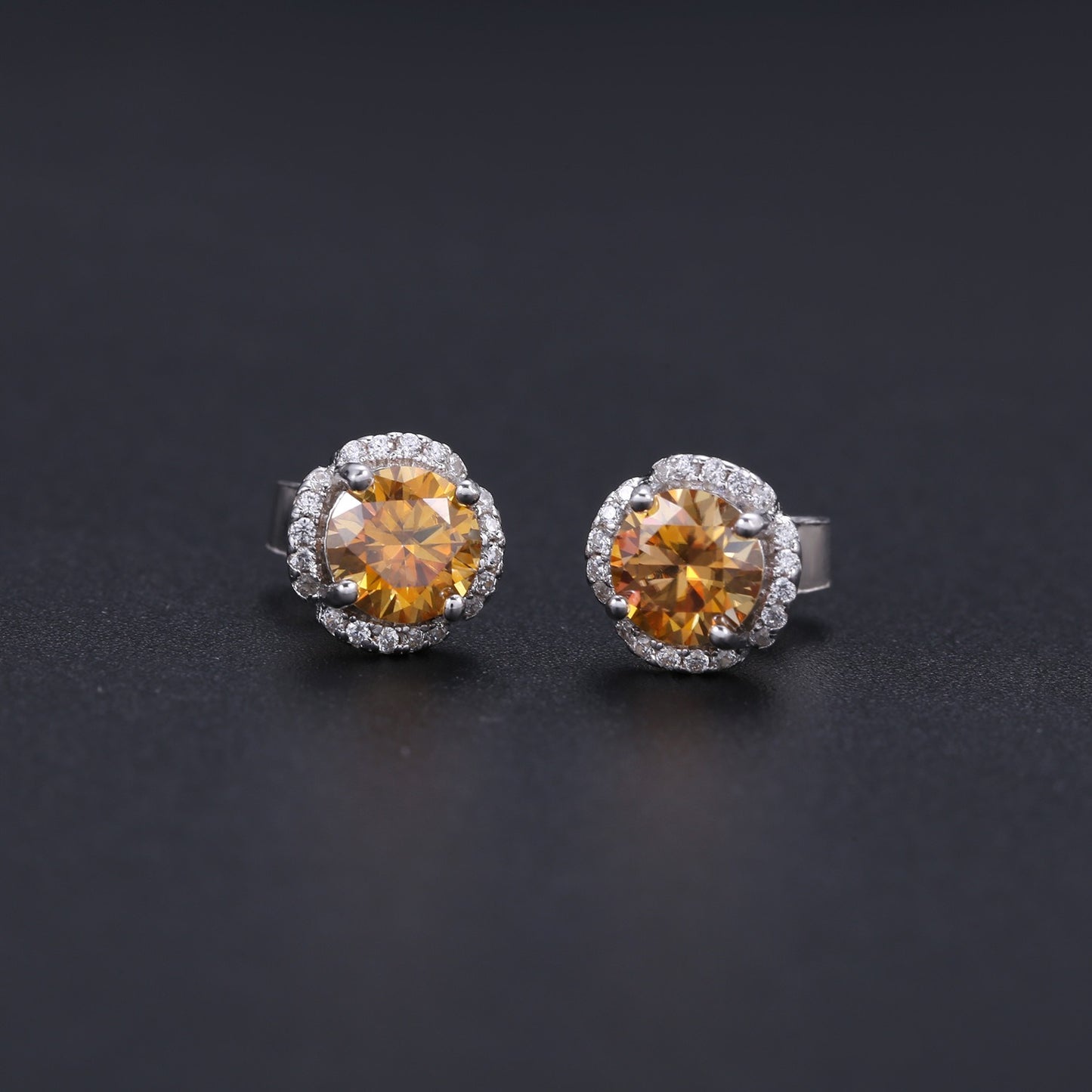 Pendientes de moissanita VVS de 5 mm con diseño original de Kemstone, hechos a mano, para mujer, para boda, K244282E