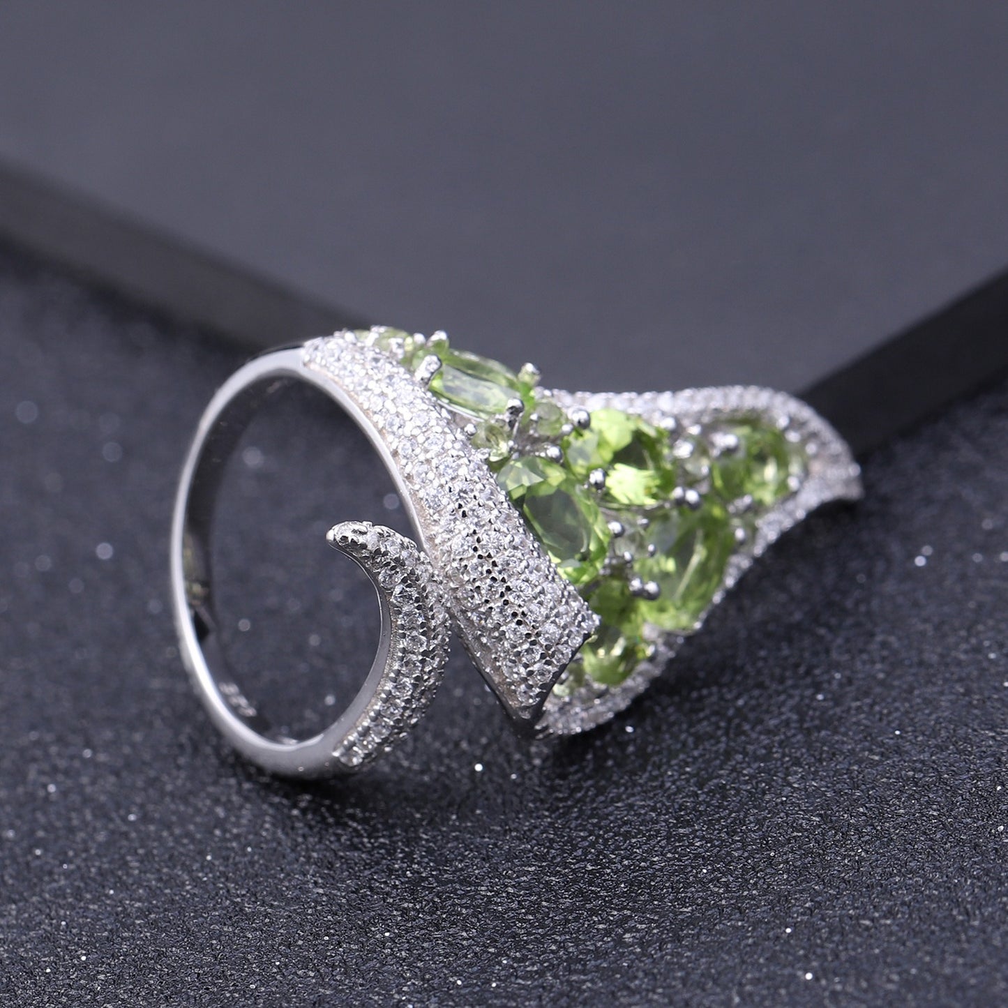Anillo de diseño único y lujoso de peridoto verde en plata de ley 925, hecho a mano por Kemstone. Diseño original para mujer.