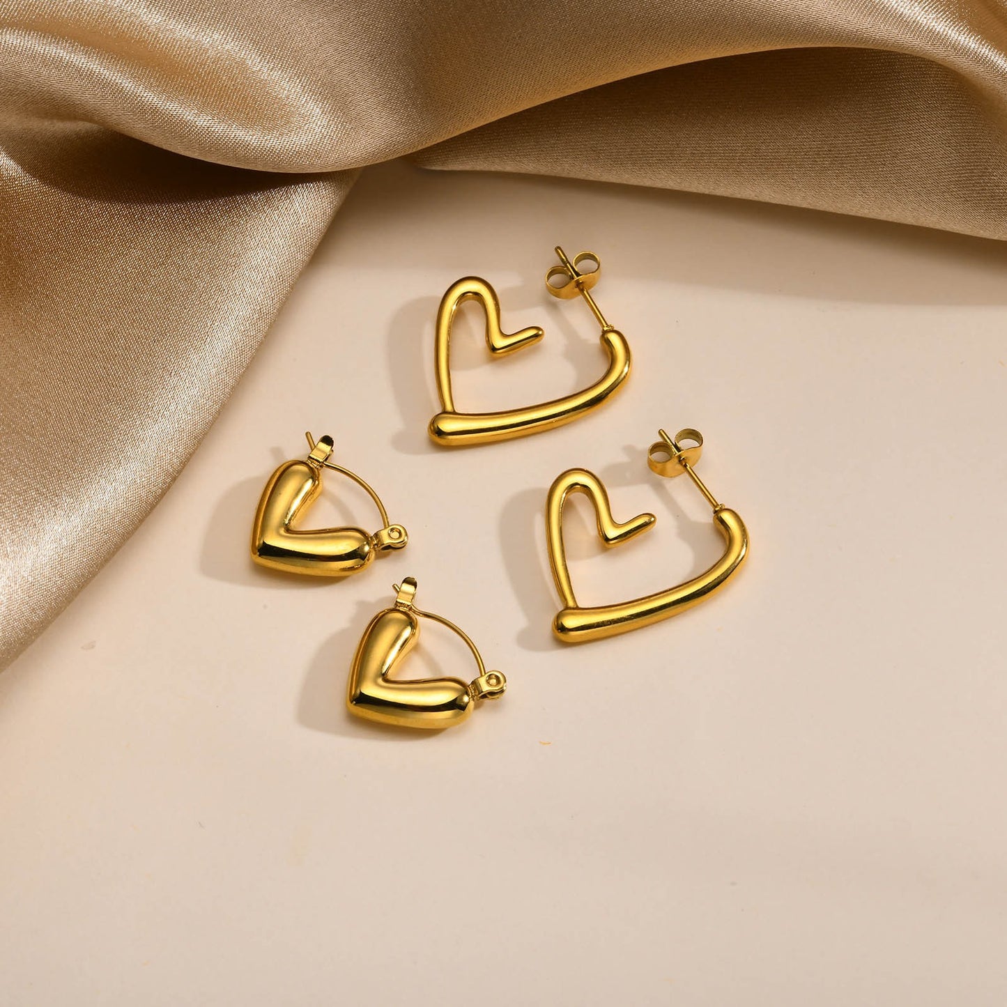 Pendientes Kemstone de acero inoxidable con forma de U retorcida | Detalle en V martillado y elegancia cotidiana EH-633