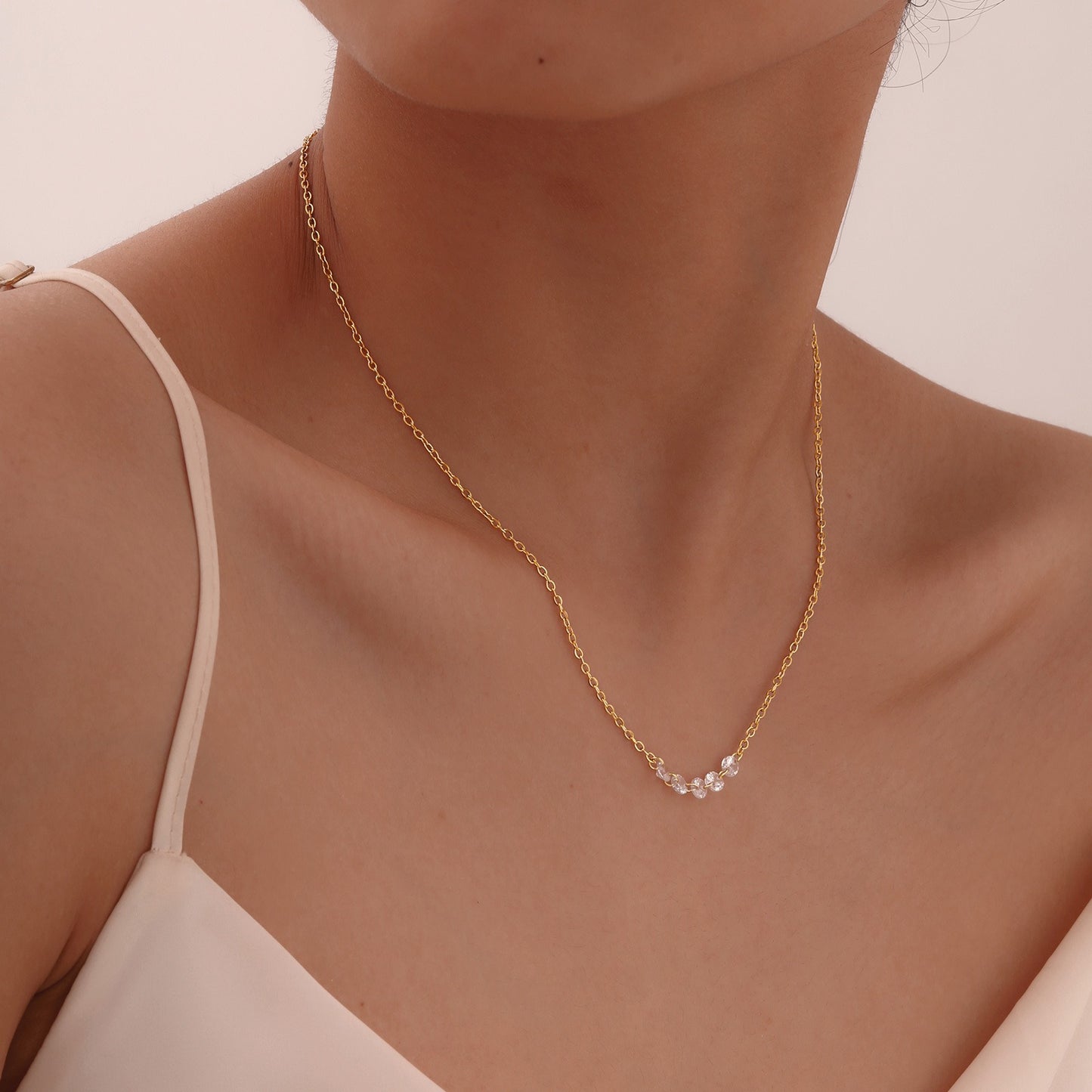 Collar de acero inoxidable con circonitas blancas y oro para mujer NC-1923