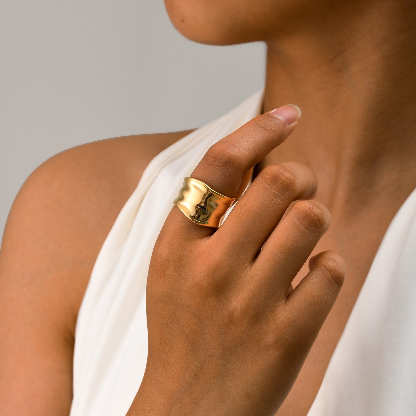 Anillo ajustable de acero inoxidable Kemstone con textura irregular martillada para mujer RC-665