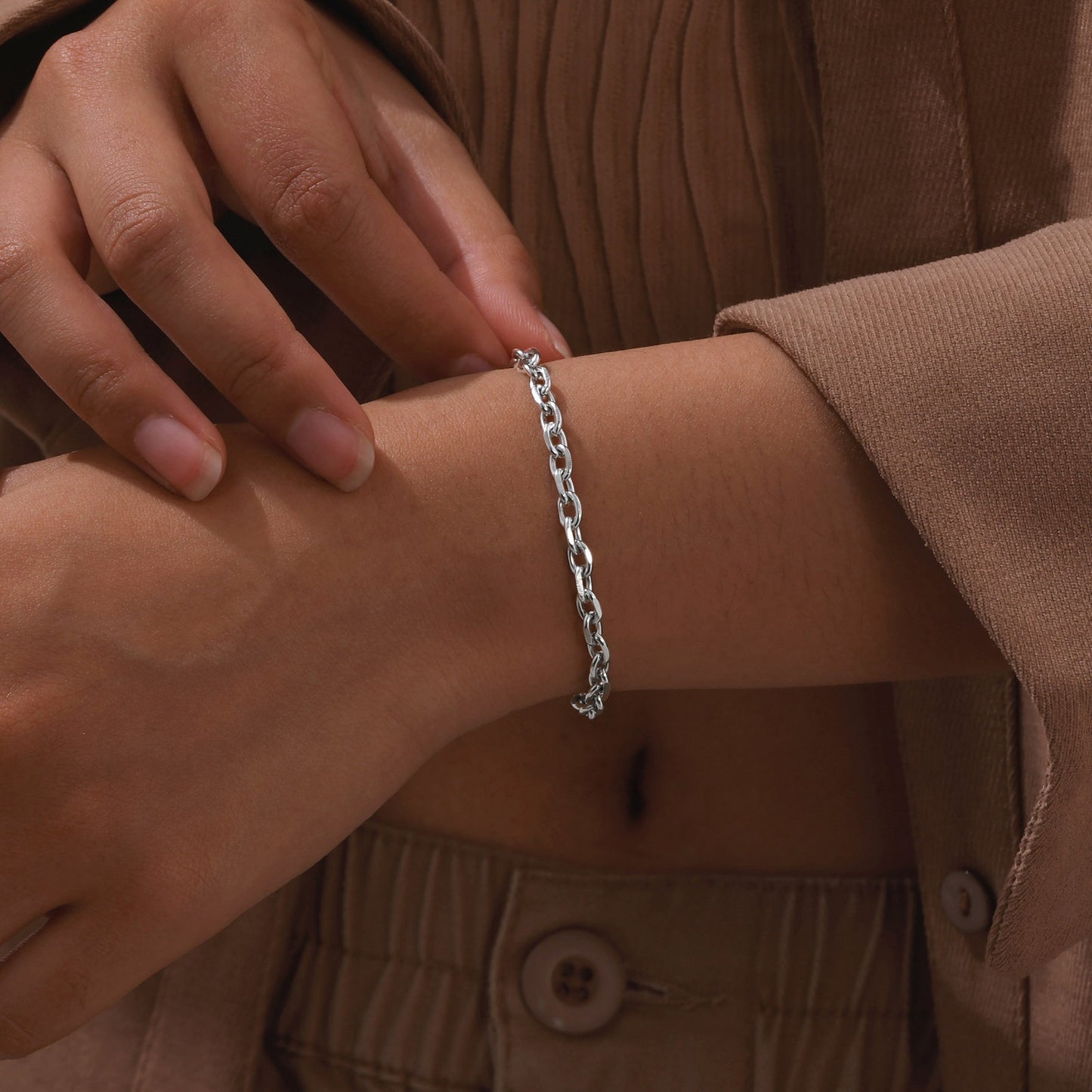 Pulsera de cadena angular de acero inoxidable dorado para mujer - Joyería personalizada con nombre y acabado pulido espejo 1914