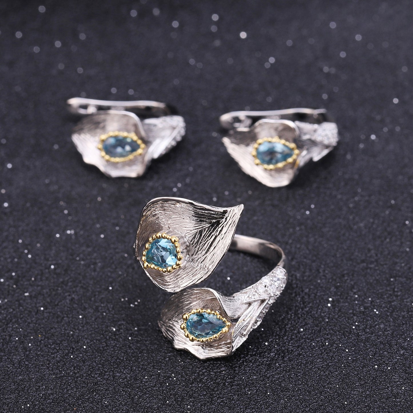 Anillos abiertos en forma de hoja de plata de ley con diseño original artesanal de Kemstone y piedras preciosas de topacio azul suizo natural.