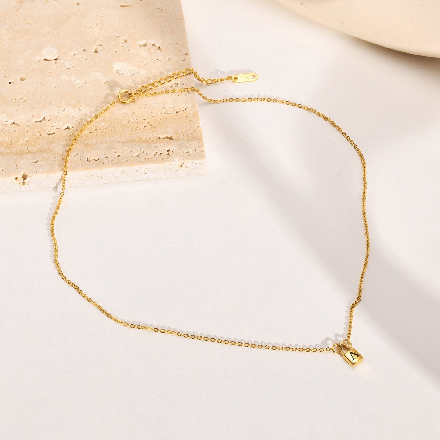 Colgantes de letras con cerradura de acero inoxidable Kemstone: collar minimalista con el alfabeto para historias cotidianas NC-1033