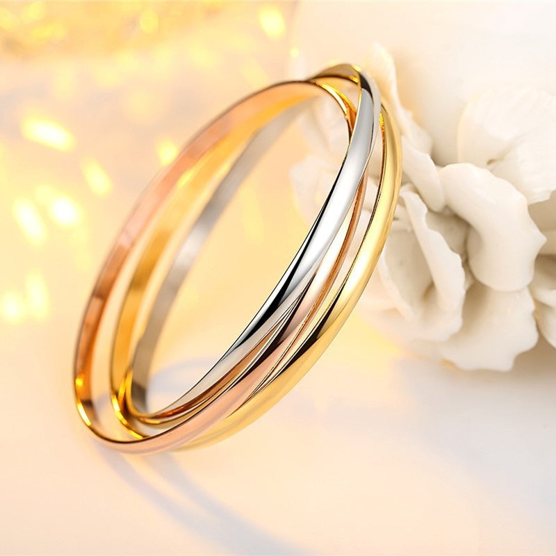Brazalete Kemstone de acero y titanio con triple anilla para mujer - Tono oro rosa, diseño abierto ajustable, joyería minimalista para uso diario o regalo B82