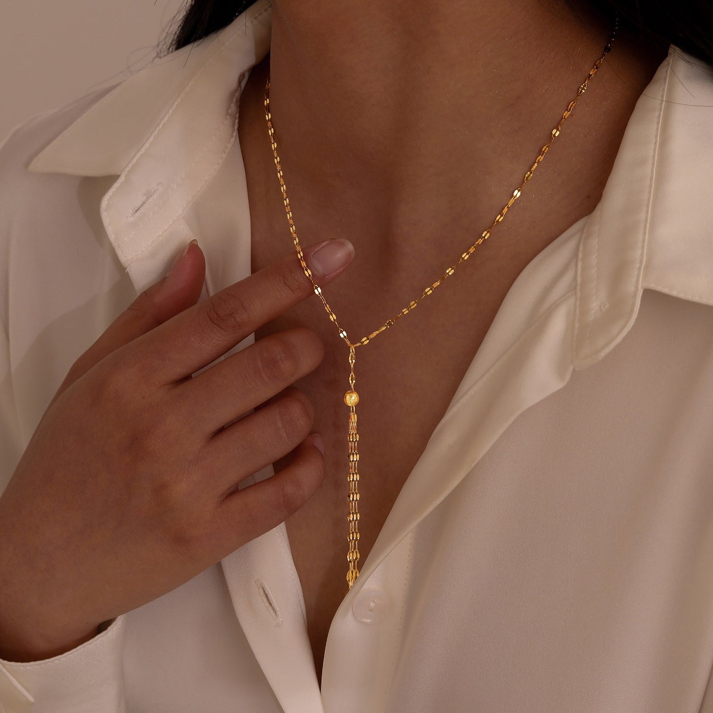 Collar elegante de cadena en Y Kemstone: joyería minimalista de acero inoxidable para mujer en cálido tono dorado NC1836