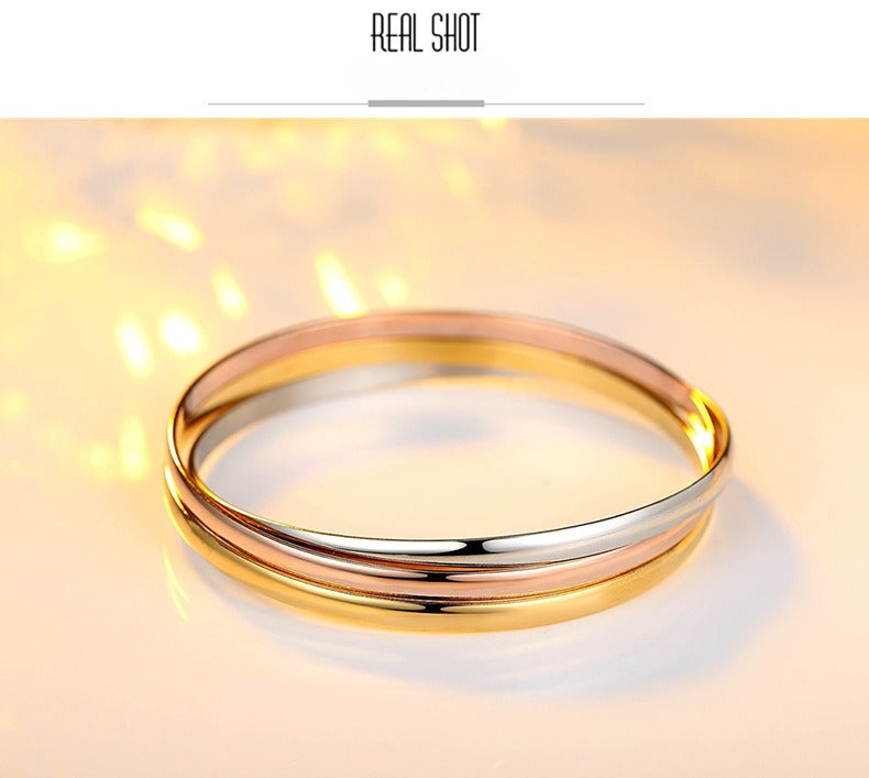 Brazalete Kemstone de acero y titanio con triple anilla para mujer - Tono oro rosa, diseño abierto ajustable, joyería minimalista para uso diario o regalo B82