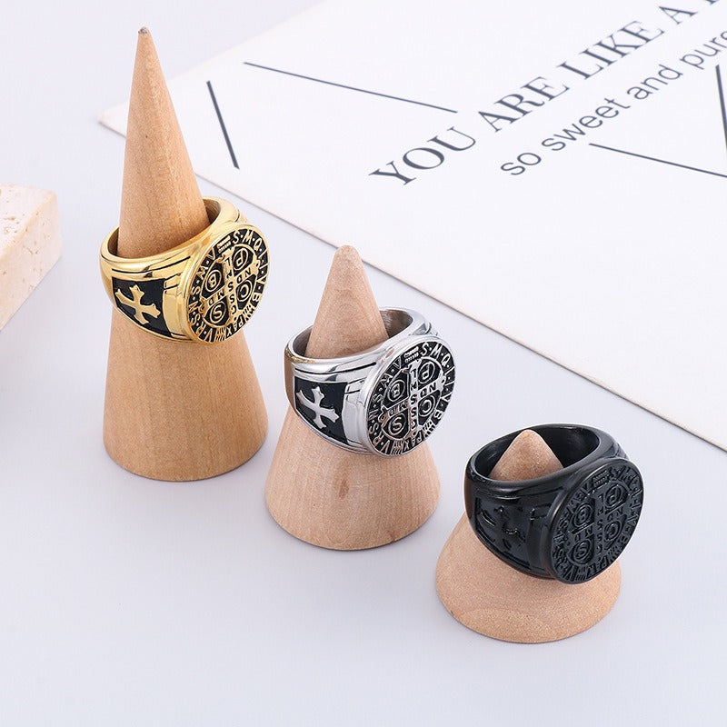 Anello in titanio con runa vichinga Kemstone e croce annerita KR107707
