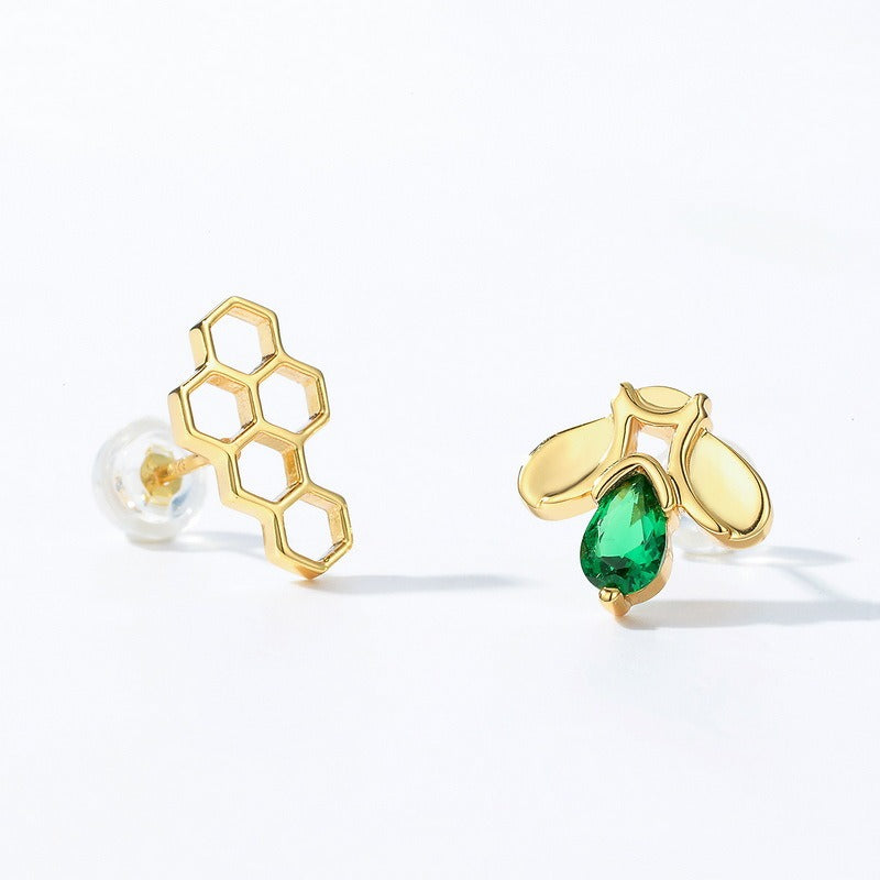 Pendientes de abeja asimétricos de diseño original hechos a mano por Kemstone - Plata de ley 925 de lujo bañada en oro con nanocircón verde