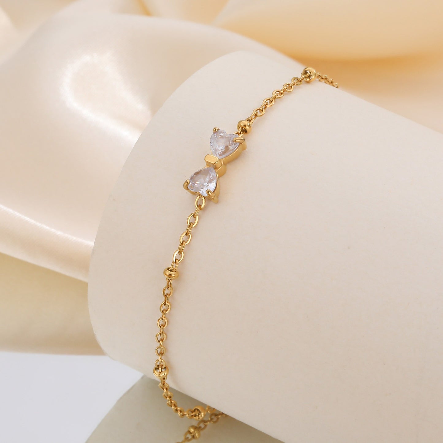 Delicado collar de lazo de acero inoxidable Kemstone con circonitas de cristal y cadena de cuentas. Joyería minimalista en tono dorado para mujer. NC-1718