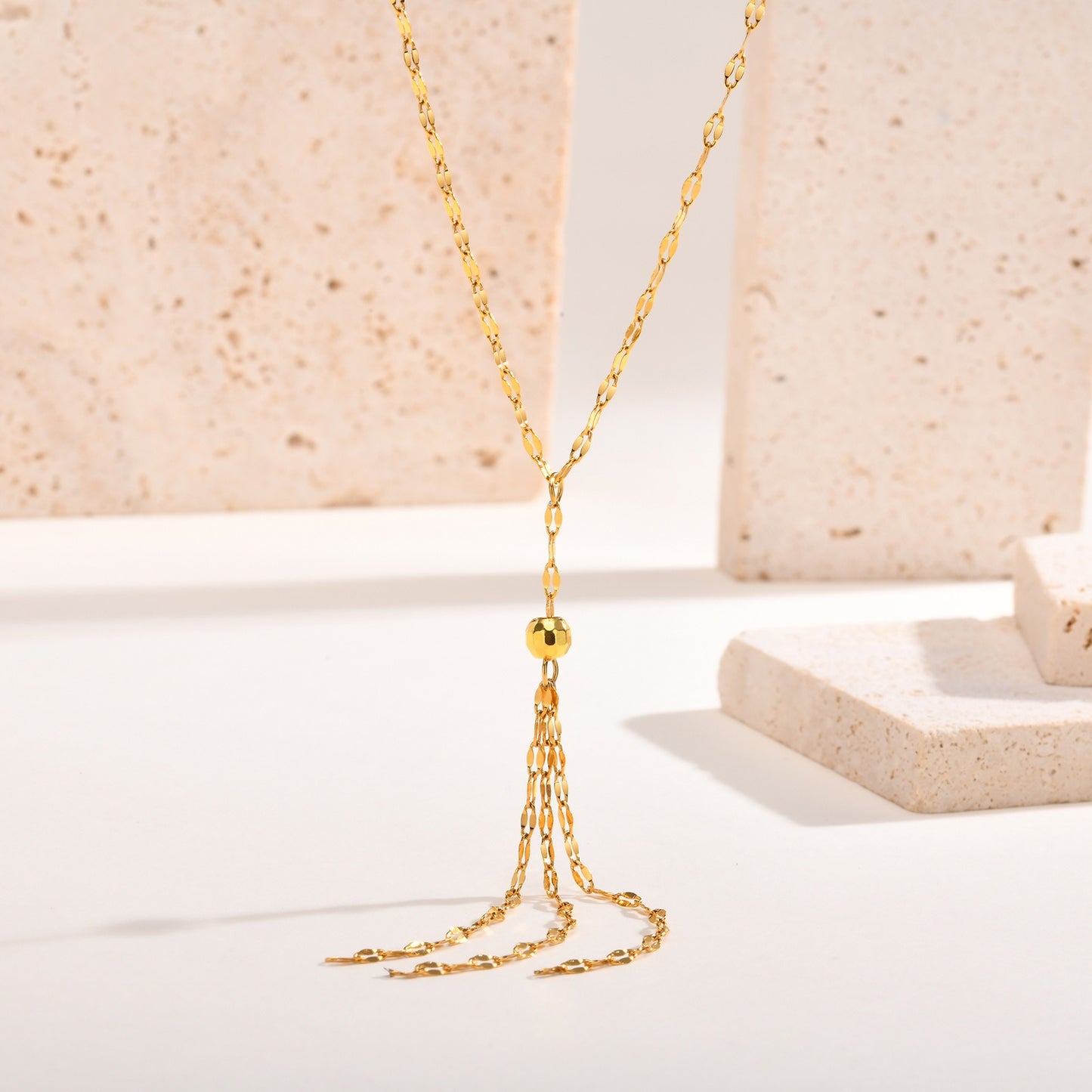 Collar elegante de cadena en Y Kemstone: joyería minimalista de acero inoxidable para mujer en cálido tono dorado NC1836