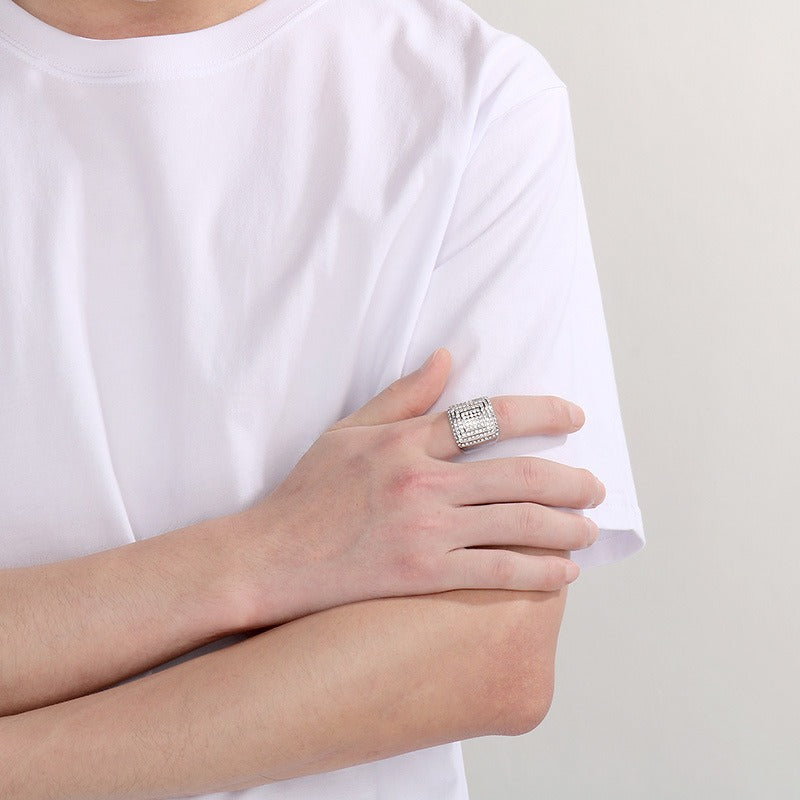 Anillo de estilo hip hop cuadrado Kemstone - Diseño llamativo de cristal tallado a mano, joyería de acero de titanio para hombre con un toque urbano y presencia escénica KR111021-MZO