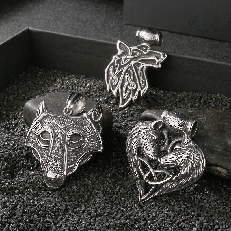 Collar Kemstone con hebilla de cabeza de lobo vikingo retro de acero titanio y titanio del Rey León y Caballo Salvaje: una pieza llamativa para hombre Kemstone KP54394