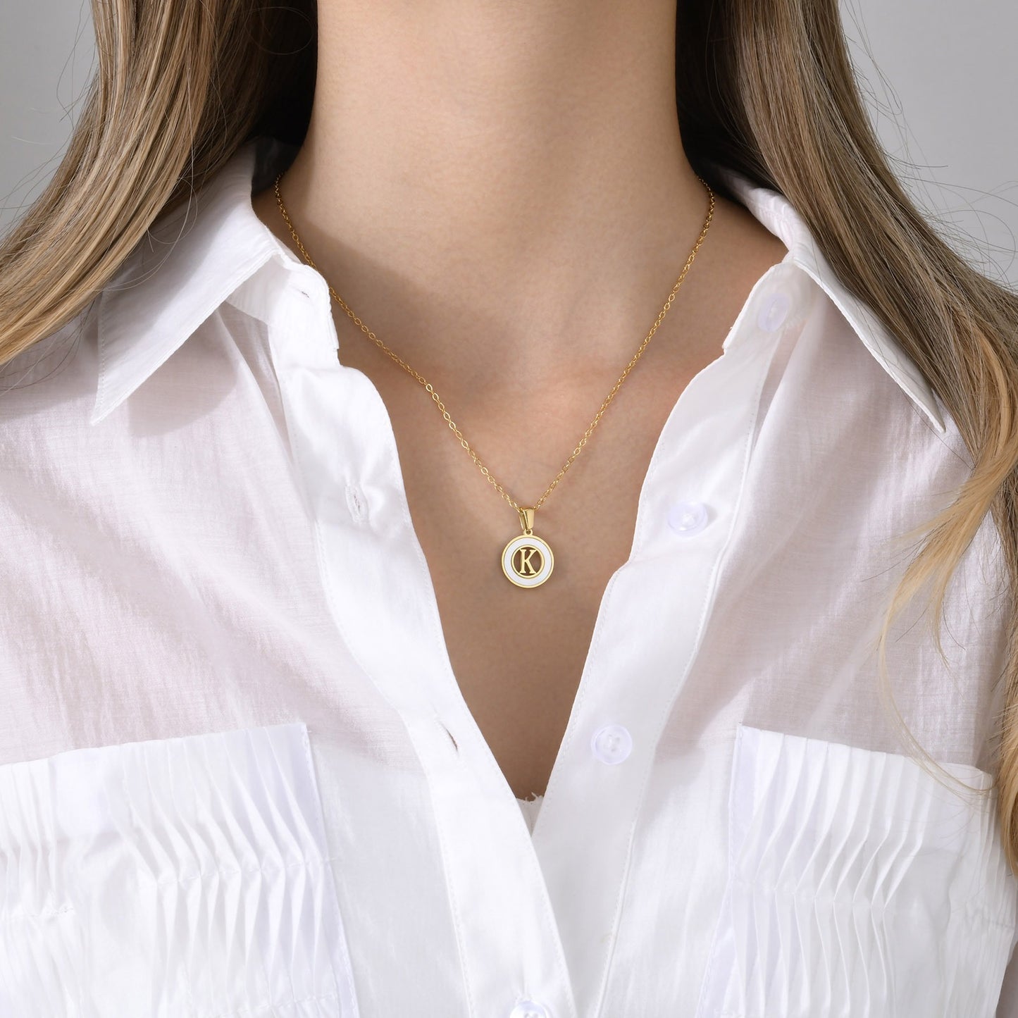 Collar circular de acero inoxidable con letras y conchas Kemstone para mujer PN-1761