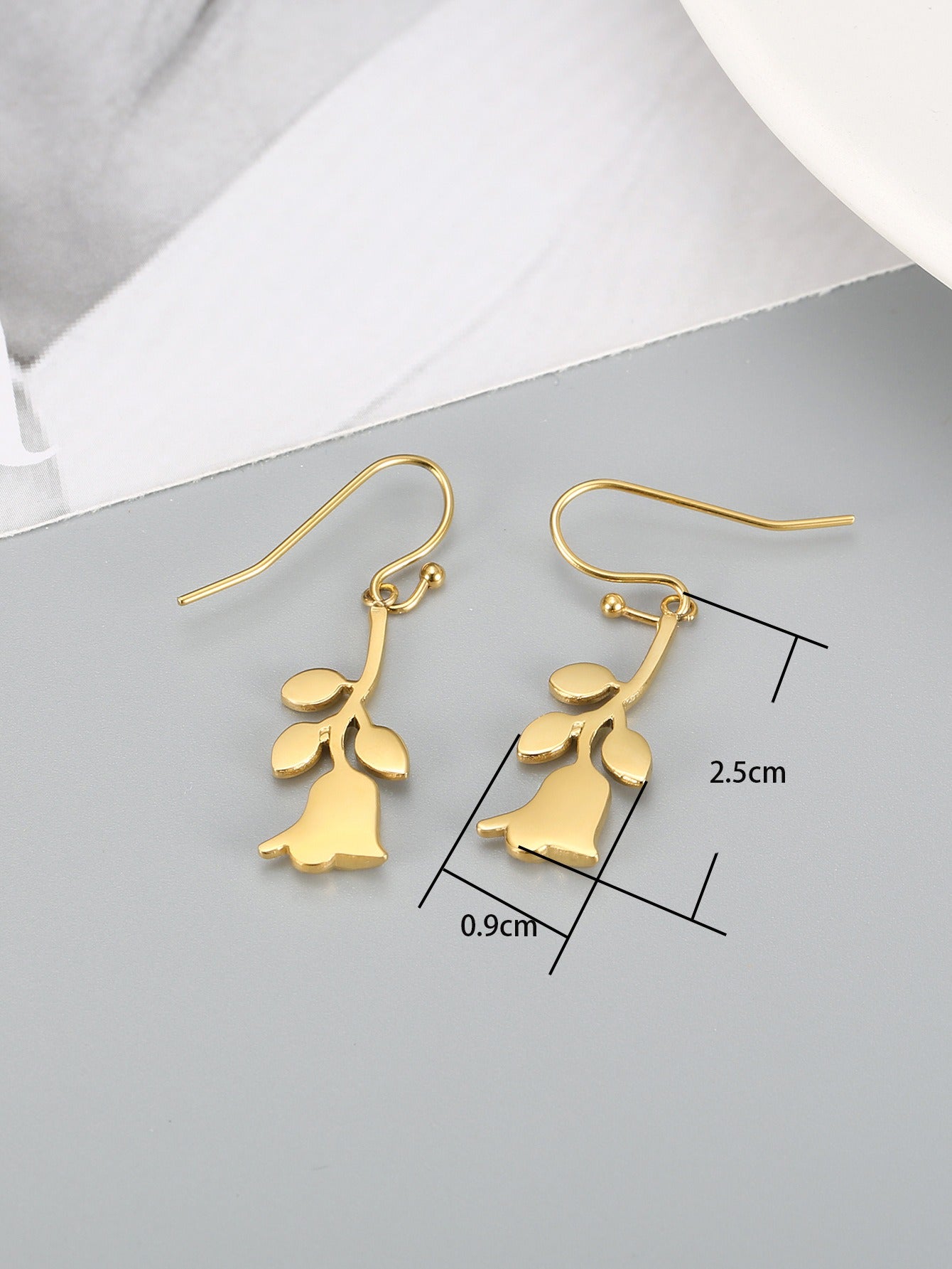 Pendientes Kemstone con diseño retro de rosa dorada - Pendientes minimalistas de acero de titanio con encanto bohemio TE0103