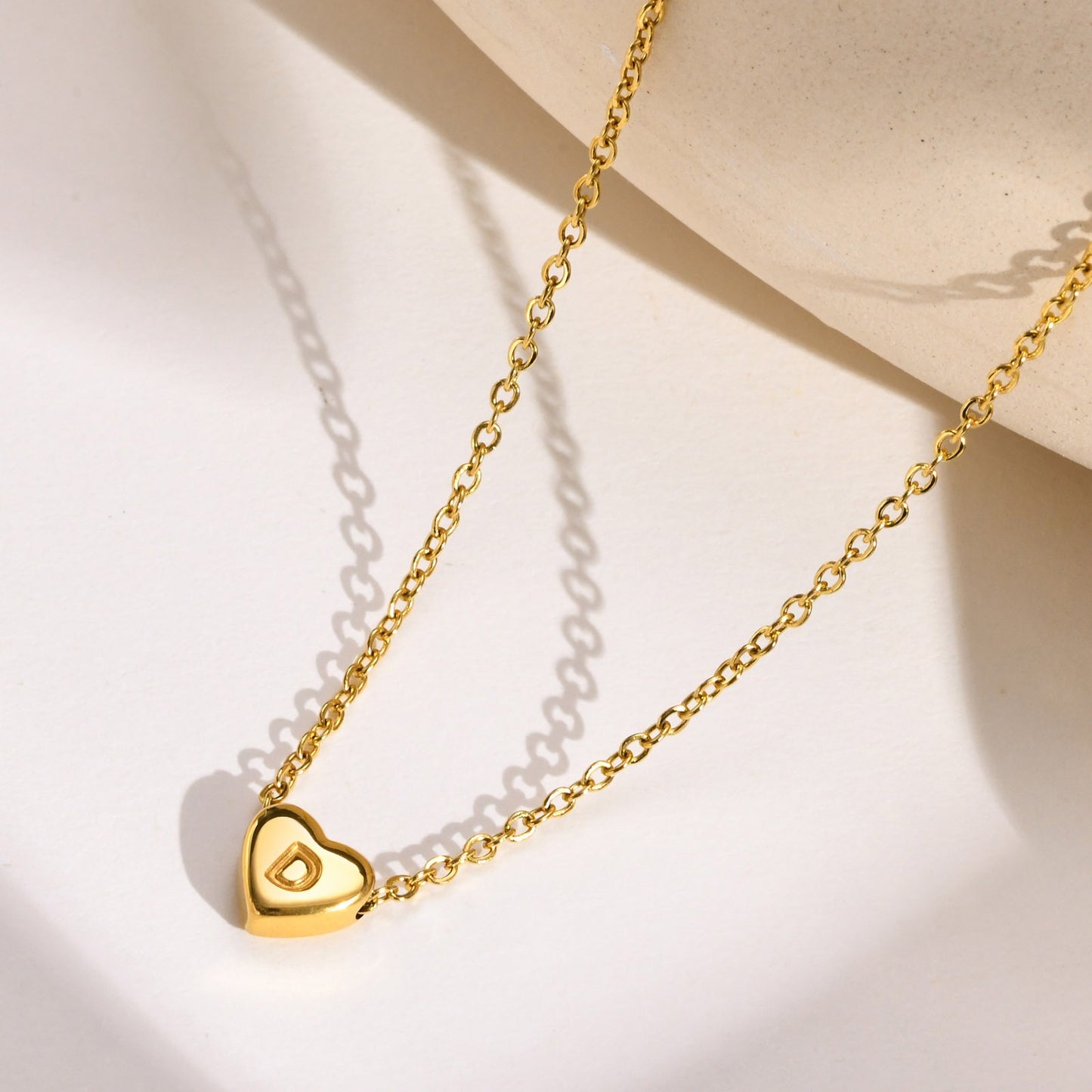 Collar de acero inoxidable Kemstone con letras de corazón - Colgante de amor con 26 letras del alfabeto PN-1670