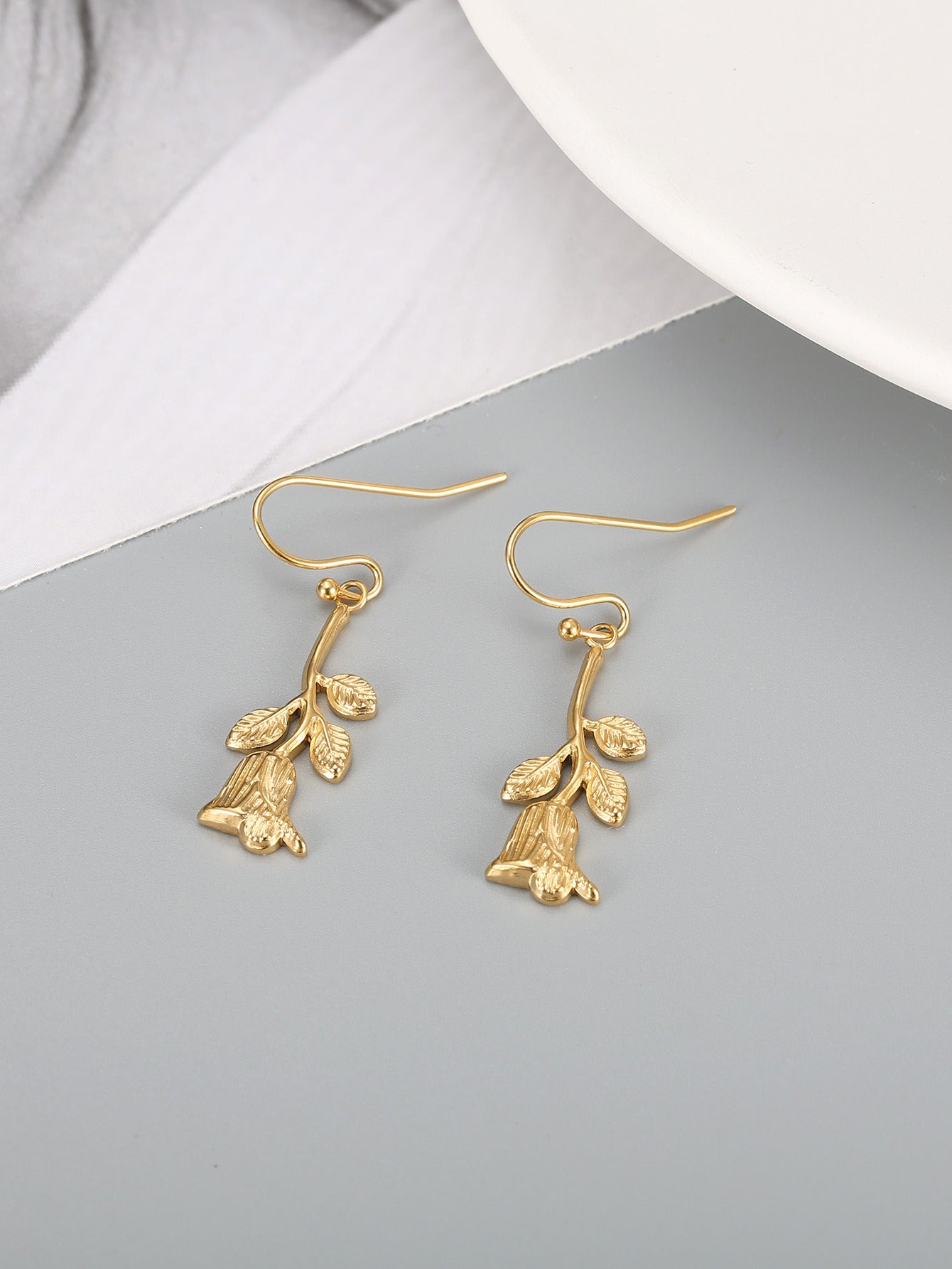 Pendientes Kemstone con diseño retro de rosa dorada - Pendientes minimalistas de acero de titanio con encanto bohemio TE0103