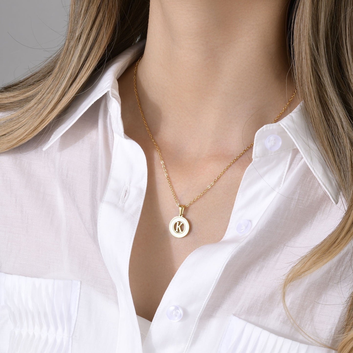 Collar circular de acero inoxidable con letras y conchas Kemstone para mujer PN-1761