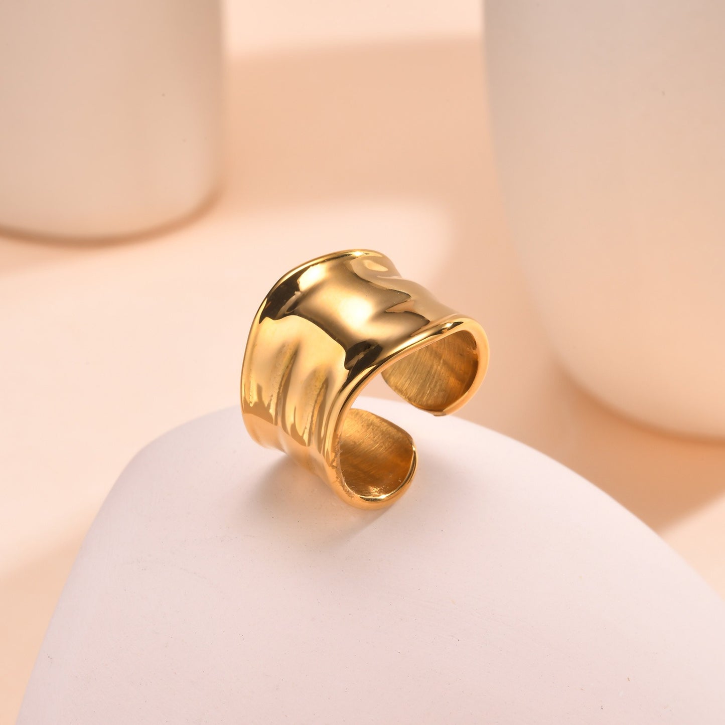 Anillo ajustable de acero inoxidable Kemstone con textura irregular martillada para mujer RC-665