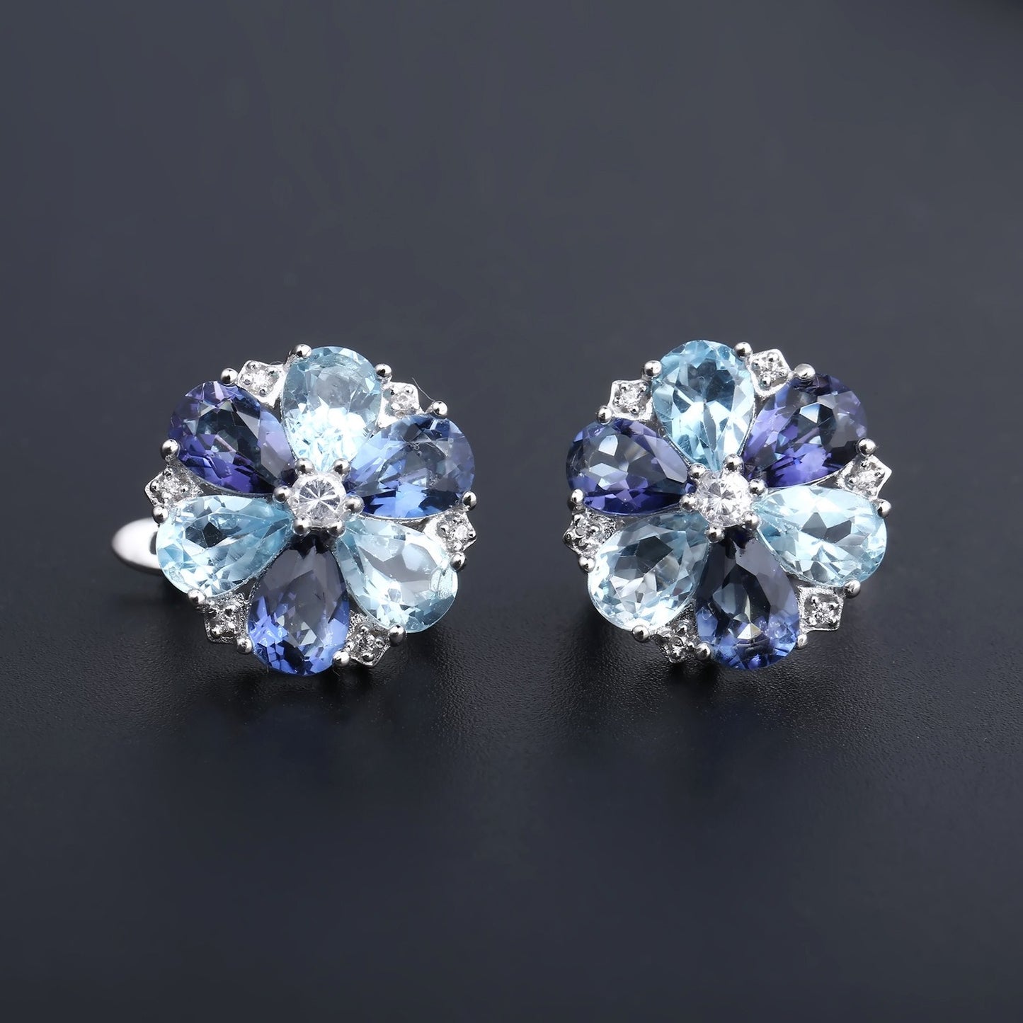 Pendientes de flor de gemas naturales de diseño original hechos a mano por Kemstone con granate y topacio azul Londres en plata de ley S925 para mujer.