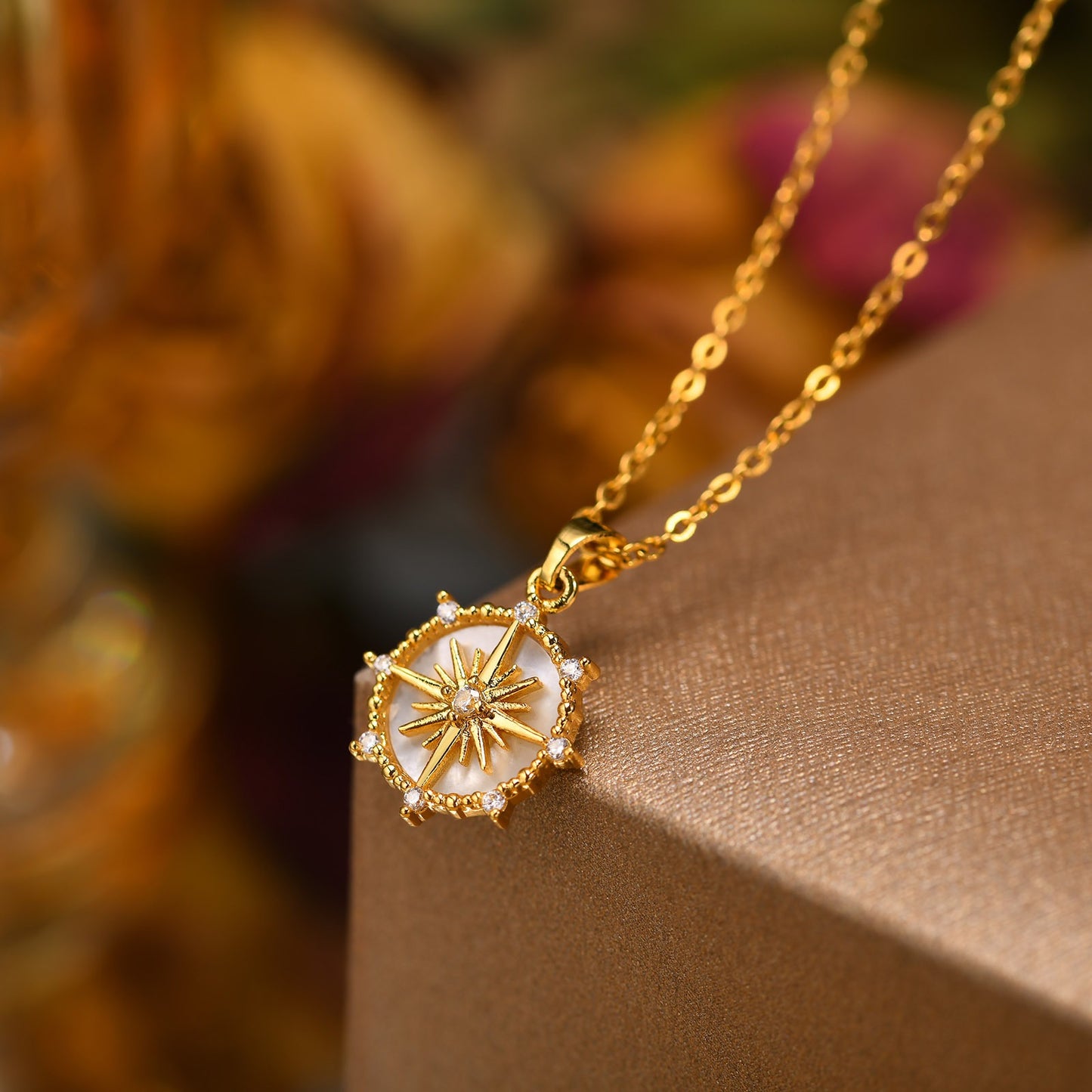 Collar con colgante de sol y concha de circonita Kemstone: pieza de cobre dorado con un toque de elegancia para el día a día PNB-235