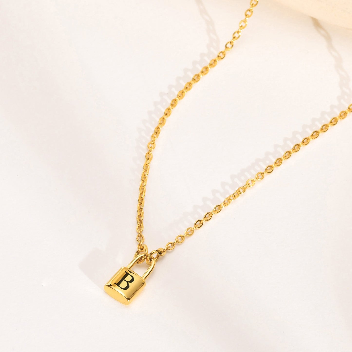 Colgantes de letras con cerradura de acero inoxidable Kemstone: collar minimalista con el alfabeto para historias cotidianas NC-1033