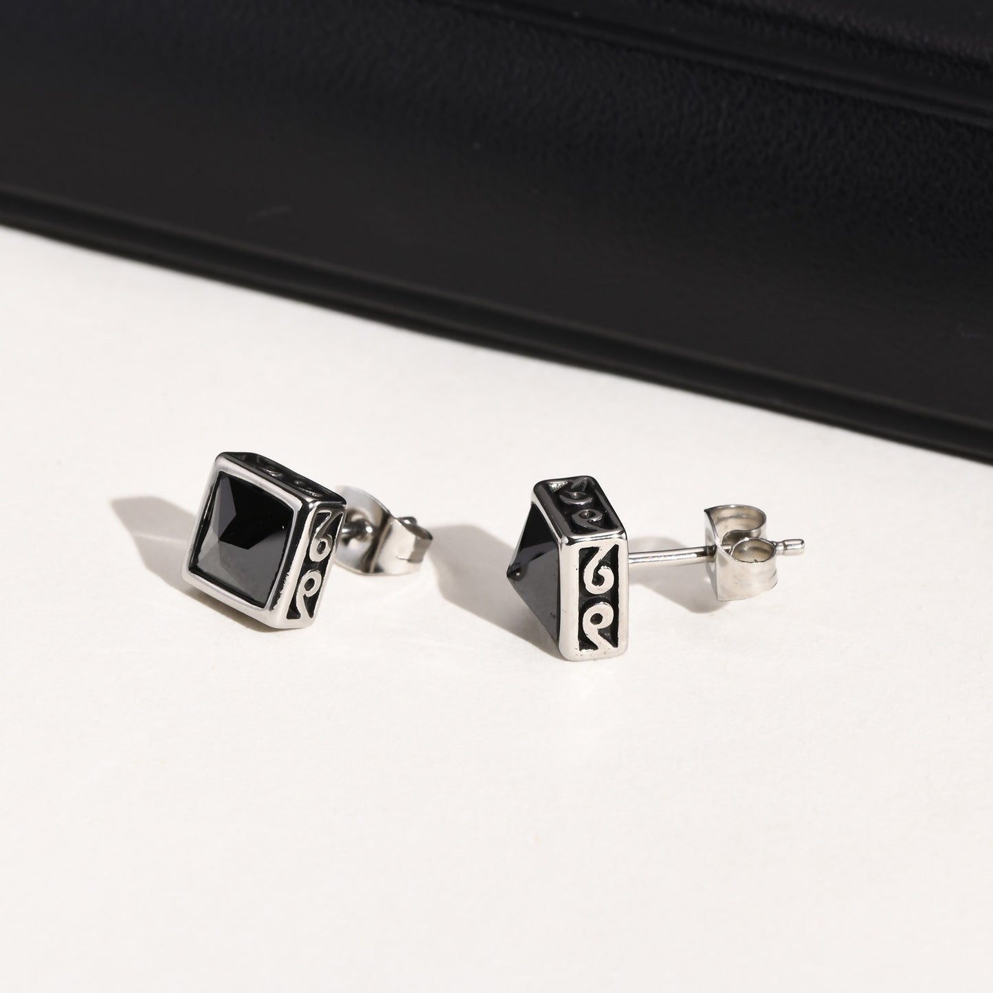 Pendientes Kemstone de acero inoxidable con nudo celta geométrico y circonita cuadrada: diseño elegante para hombre ES-407
