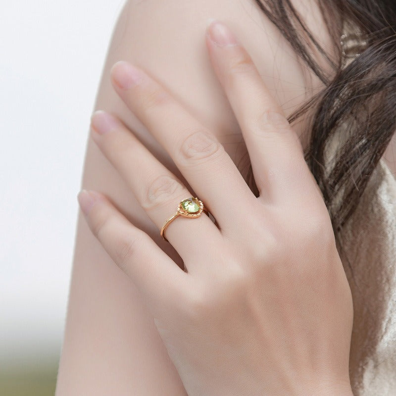 Anillo de peridoto natural de diseño original hecho a mano por Kemstone | Anillo geométrico abierto de plata de ley S925 bañado en oro | Joyería bohemia con estilo | Anillos con piedras preciosas