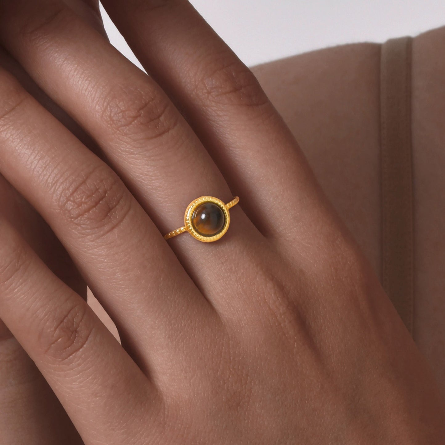 Anillo ajustable de acero inoxidable Kemstone con extremo abierto y cristal de ojo de tigre natural en forma de huevo - Joyería minimalista para uso diario RC-819