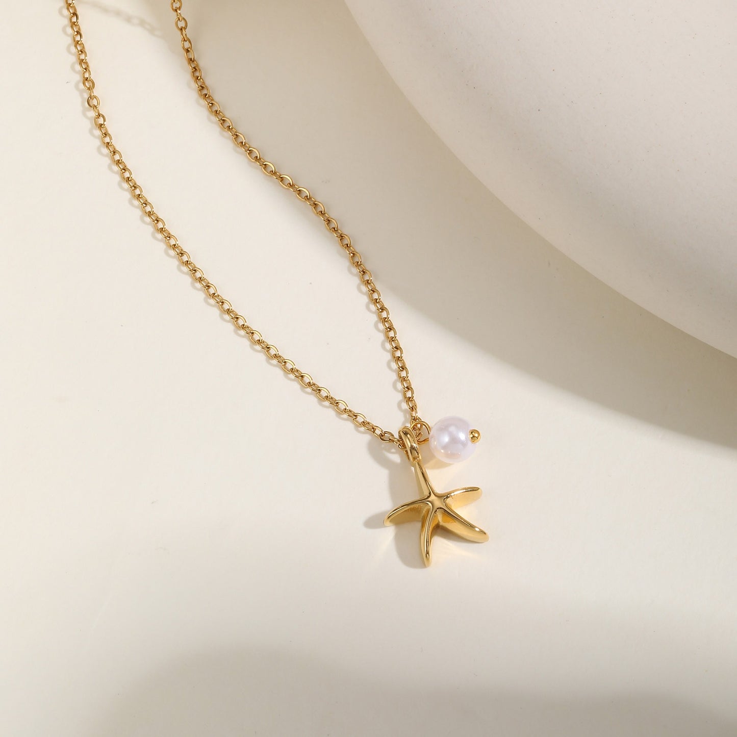 Collar con colgante de estrella de mar y perla Kemstone Ocean Whisper: joyería minimalista de acero inoxidable para combinar con elegancia diaria NC-1847