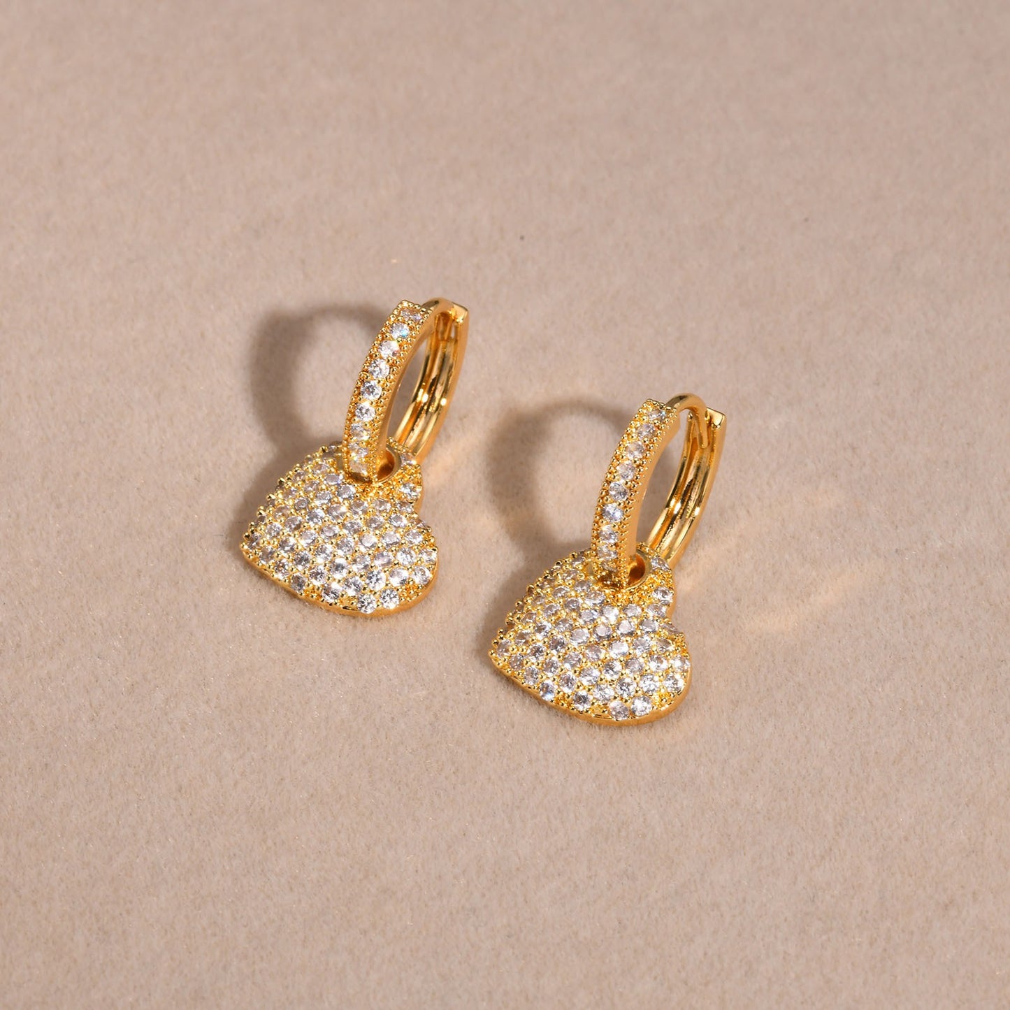 Pendientes de cobre con forma de corazón y circonitas cúbicas Kemstone para mujer – Elegante joyería de uso diario EBD-310