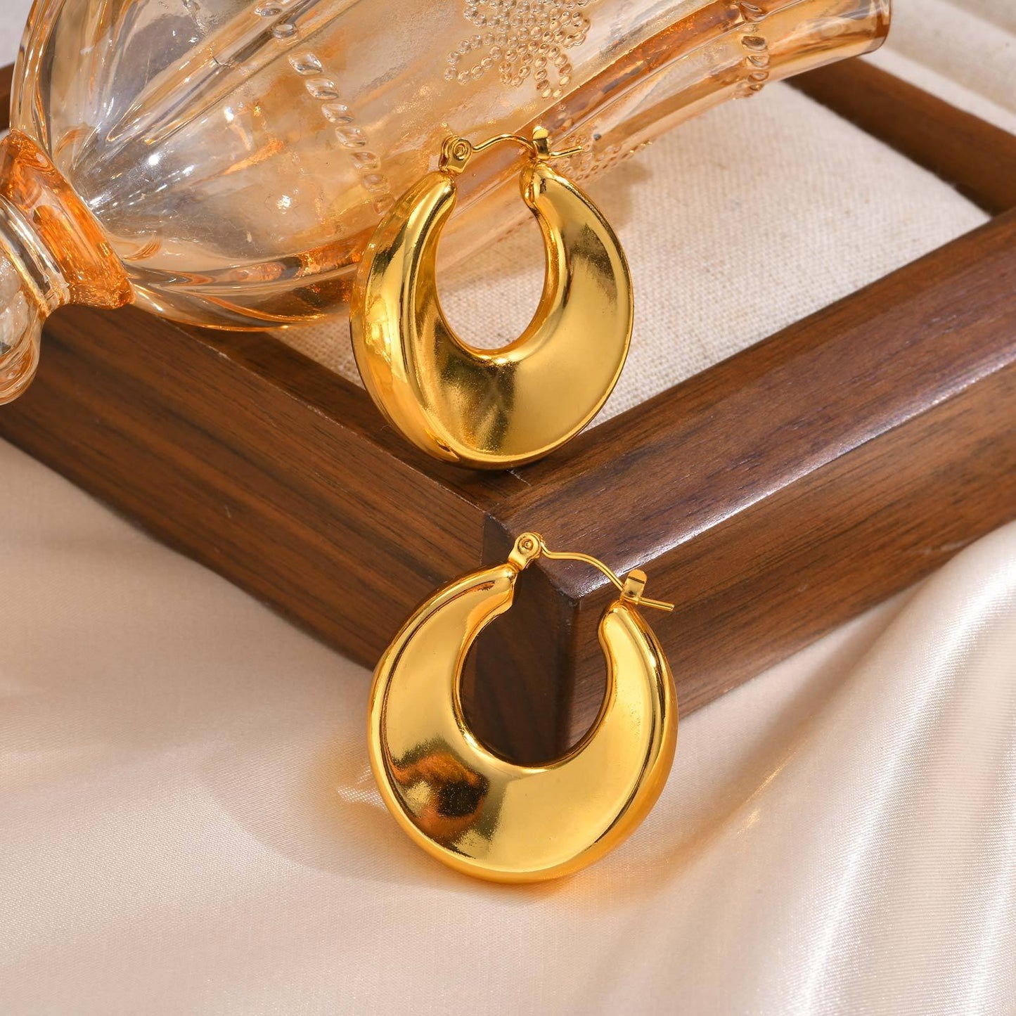 Elegantes y modernos pendientes de aro de acero inoxidable dorado en forma de C: glamour minimalista para una elegancia cotidiana EH-723