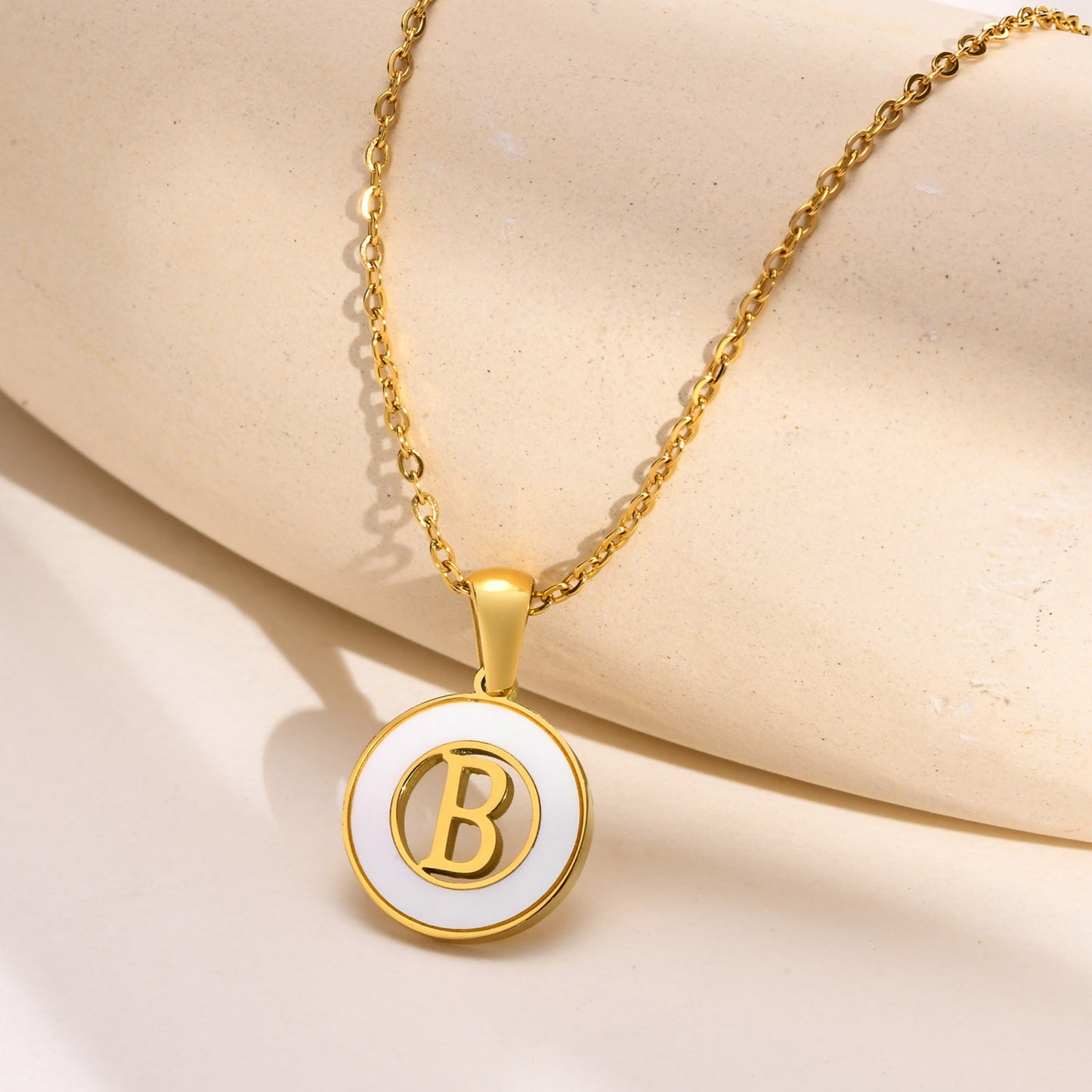 Collar circular de acero inoxidable con letras y conchas Kemstone para mujer PN-1761