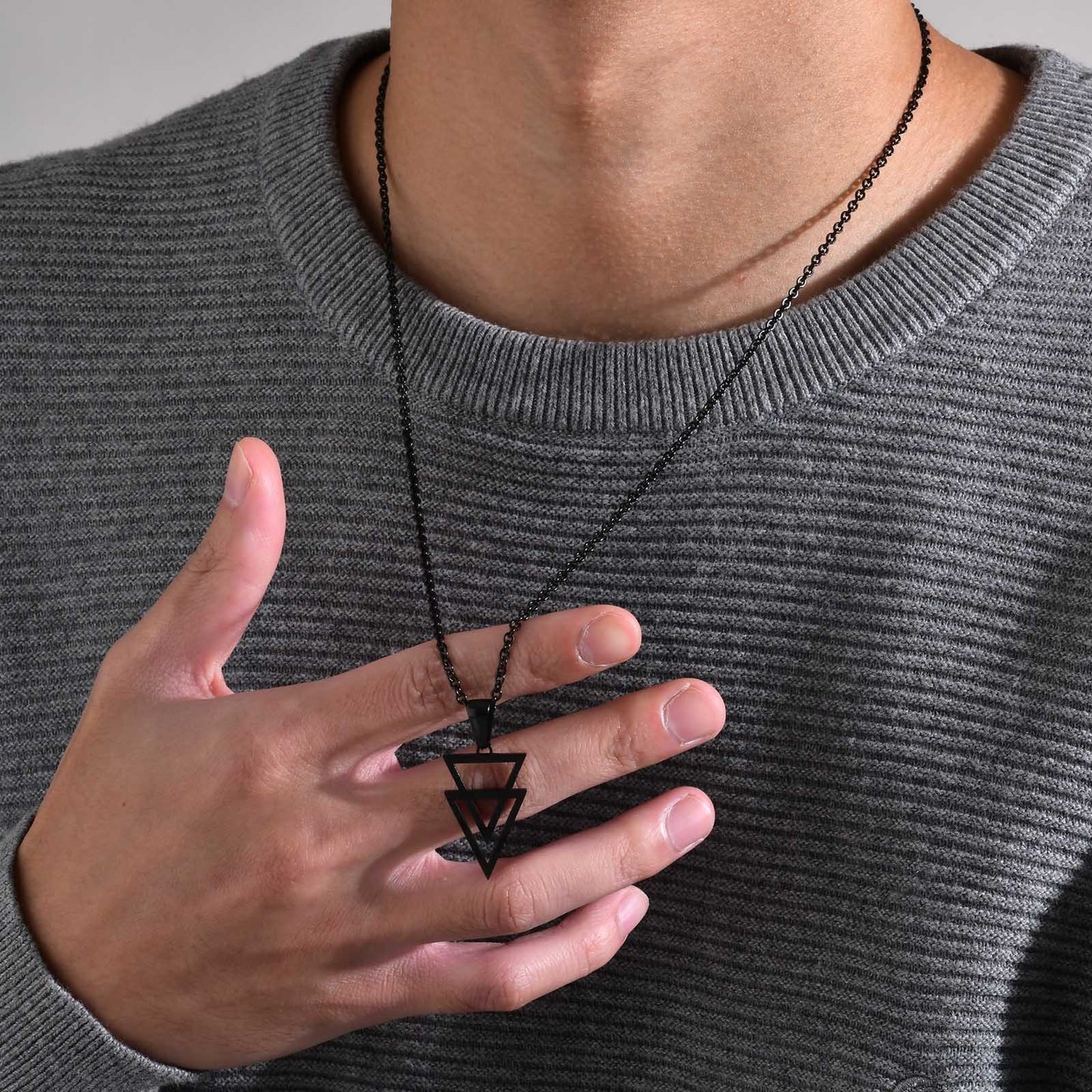 Collar con colgante geométrico triangular de acero inoxidable Kemstone para hombre PN-1487